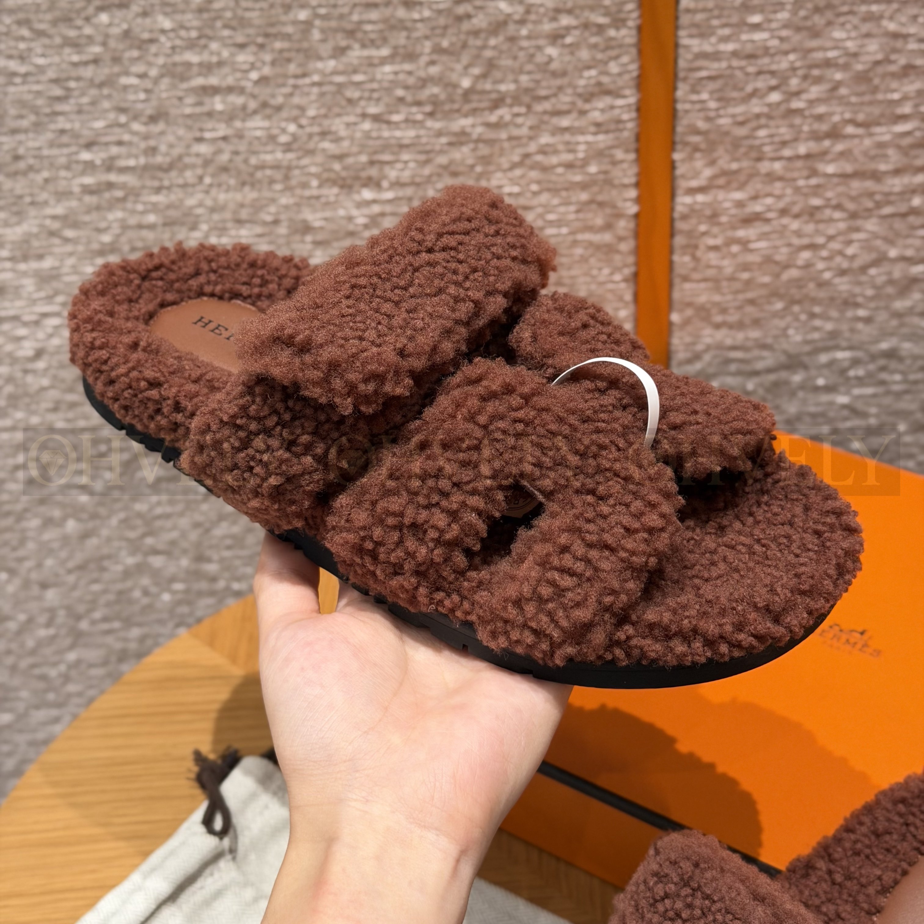 HERMÈS 에르메스 치프레 샌들 카프스킨 & 시어링 (brown)