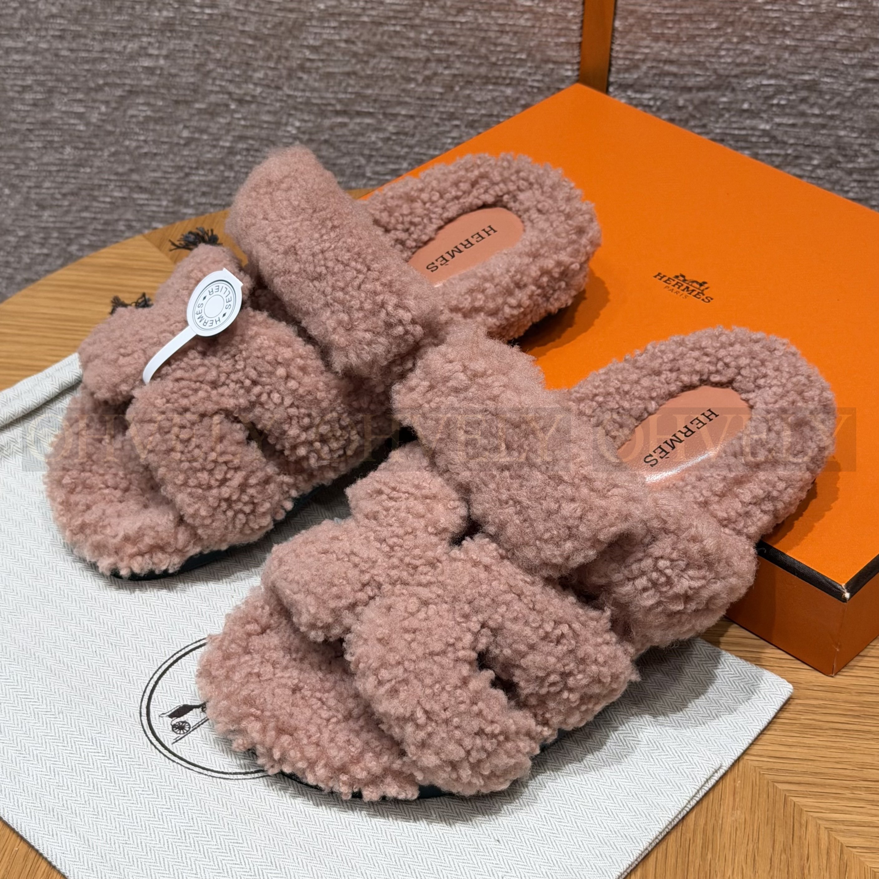HERMÈS 에르메스 치프레 샌들 카프스킨 & 시어링 (Naked pink)