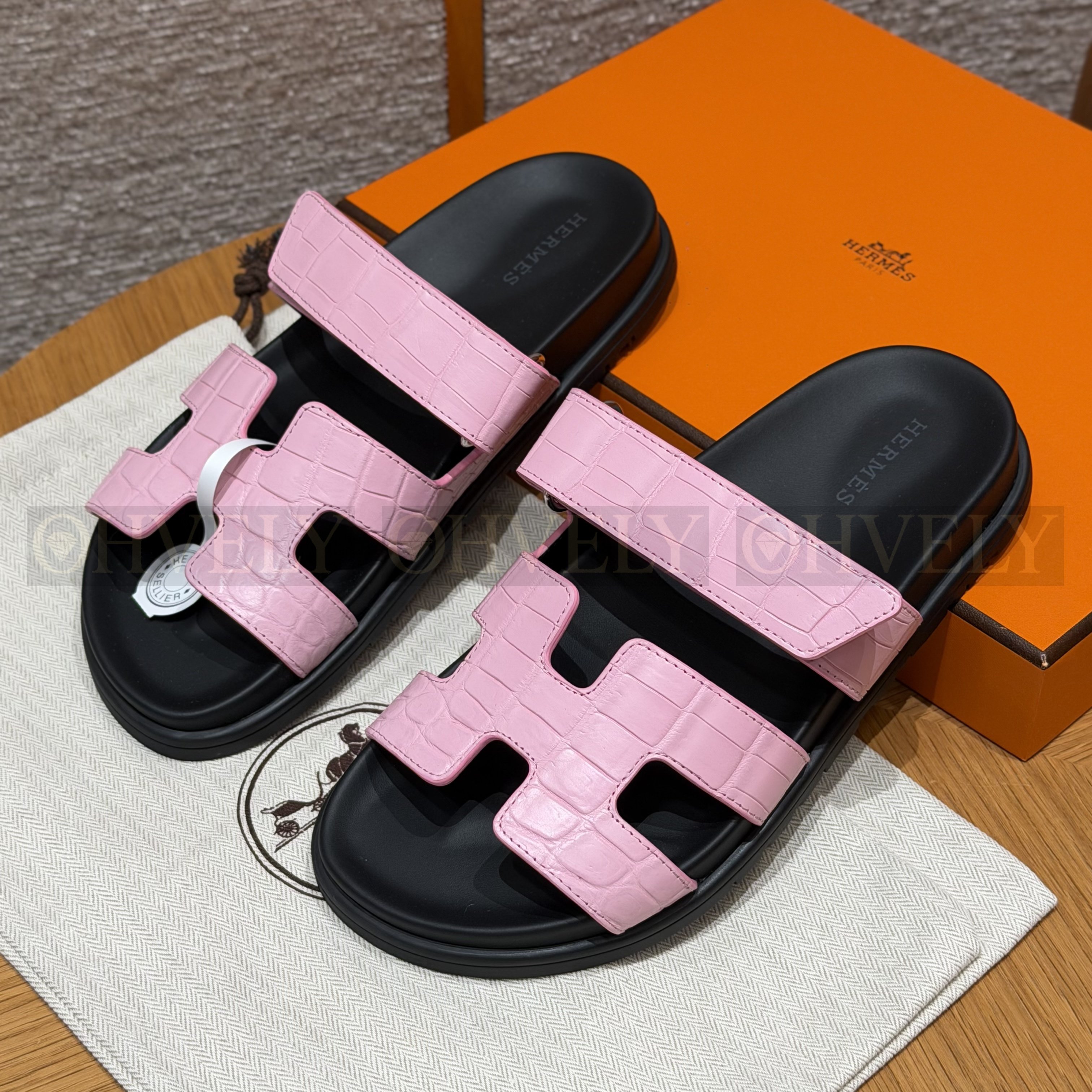 HERMÈS 에르메스 치레 샌들 매트 엘리게이터 & 블랙 로버 솔  (pink)