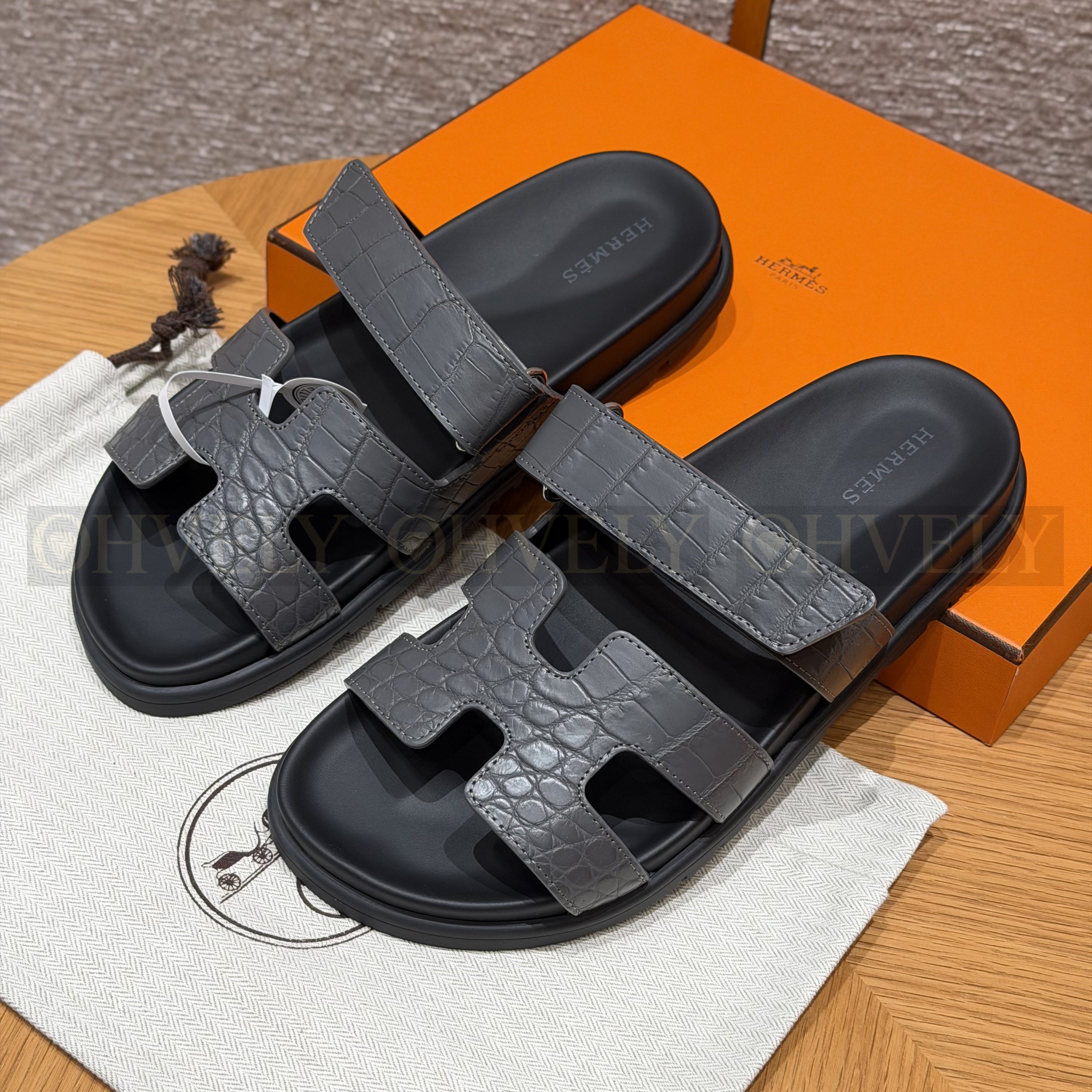 HERMÈS 에르메스 치레 샌들 매트 엘리게이터 & 블랙 로버 솔  (gray)