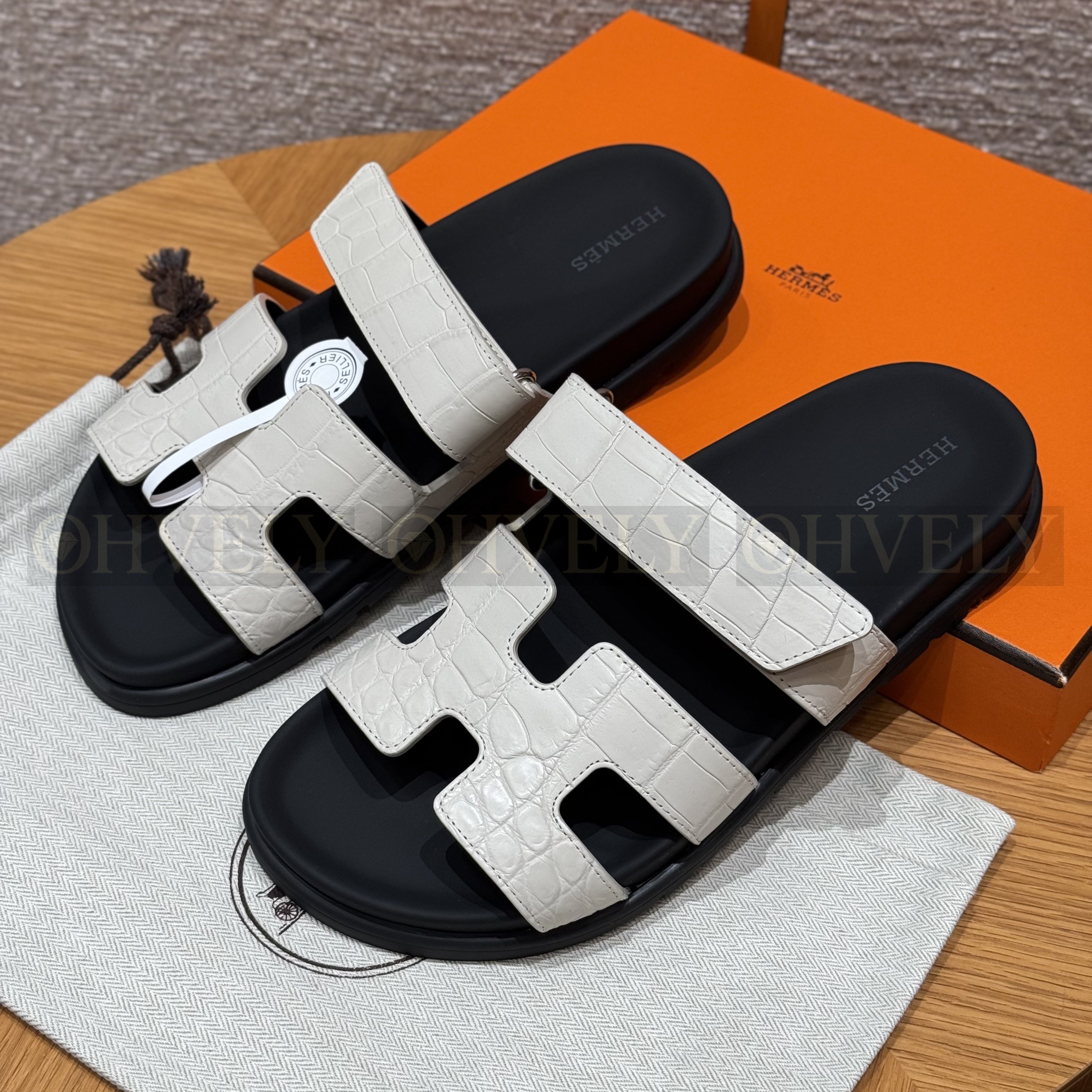 HERMÈS 에르메스 치레 샌들 매트 엘리게이터 & 블랙 로버 솔  (Beton)