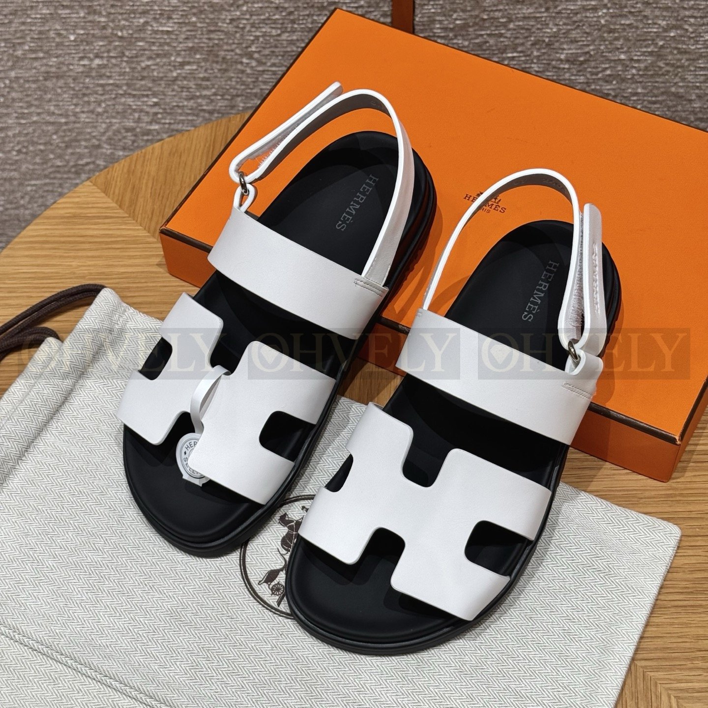 HERMÈS 에르메스 에제리 샌들 카프스킨 & 블랙 로버 솔 (Blanc)
