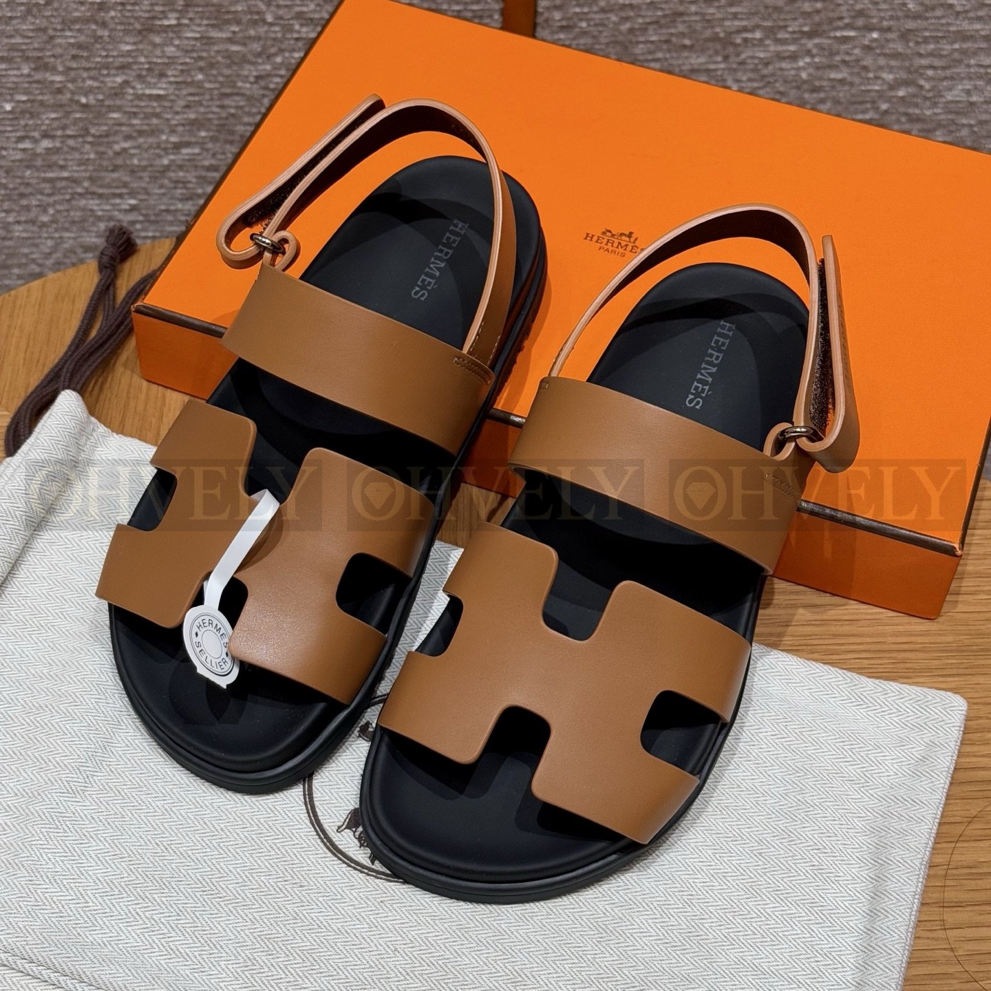 HERMÈS 에르메스 에제리 샌들 카프스킨 & 블랙 로버 솔 (Naturel)