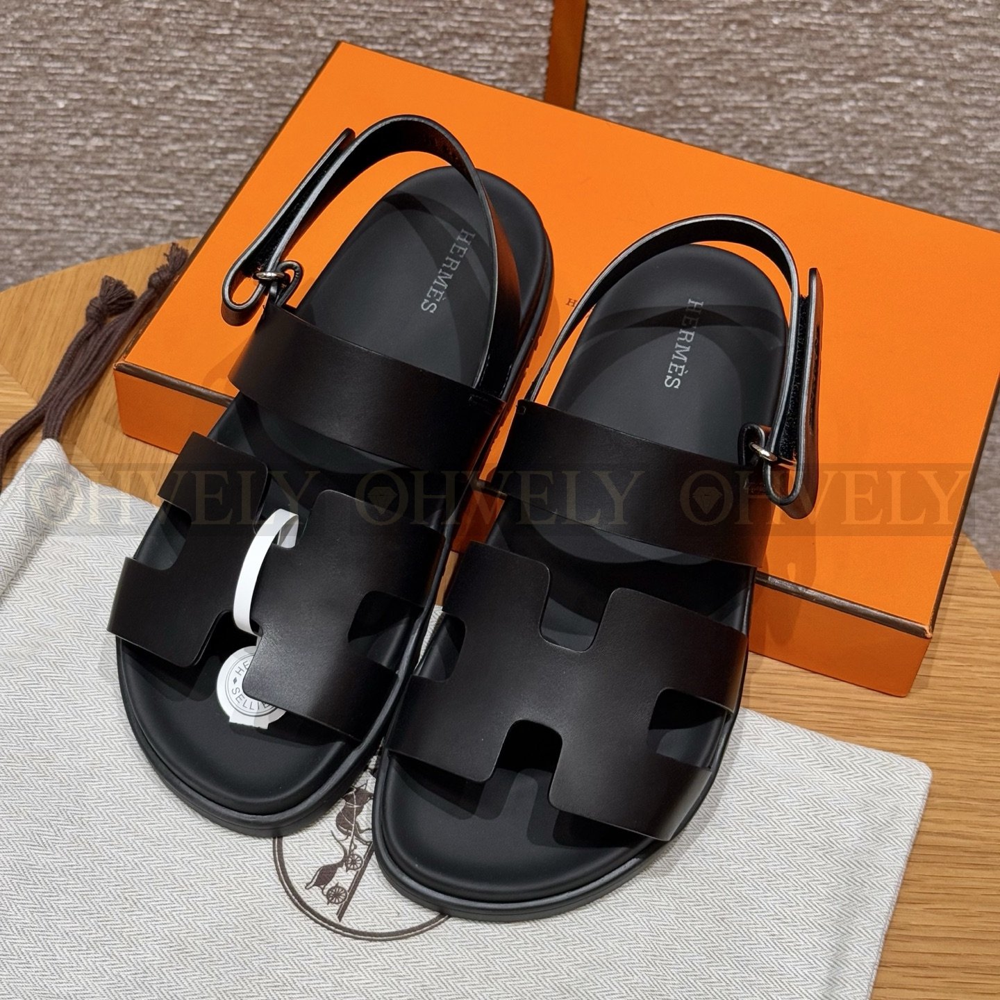 HERMÈS 에르메스 에제리 샌들 카프스킨 & 블랙 로버 솔 (Noir)