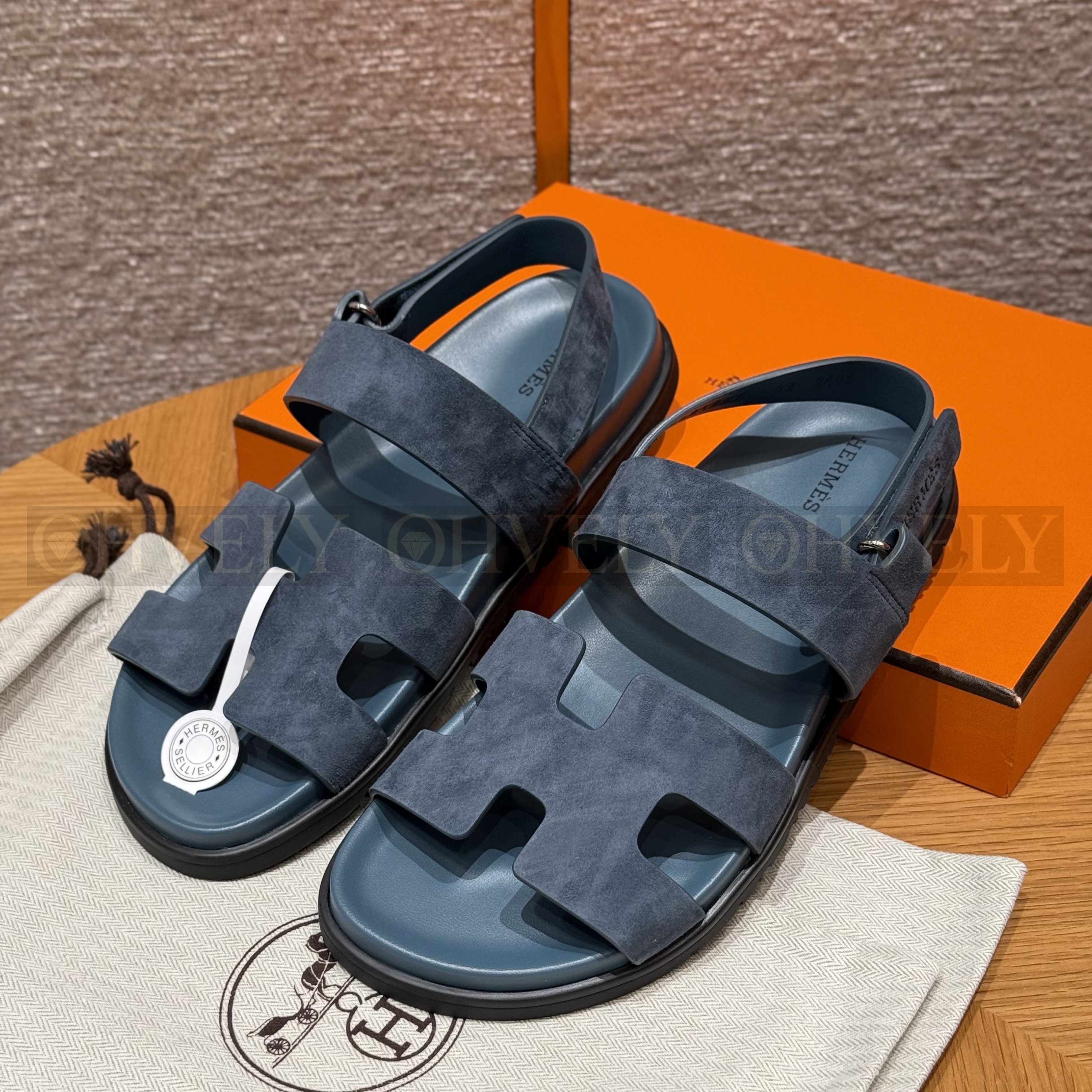 HERMÈS 에르메스 에제리 샌들 카프스킨 & 블랙 로버 솔 (Purplish blue)