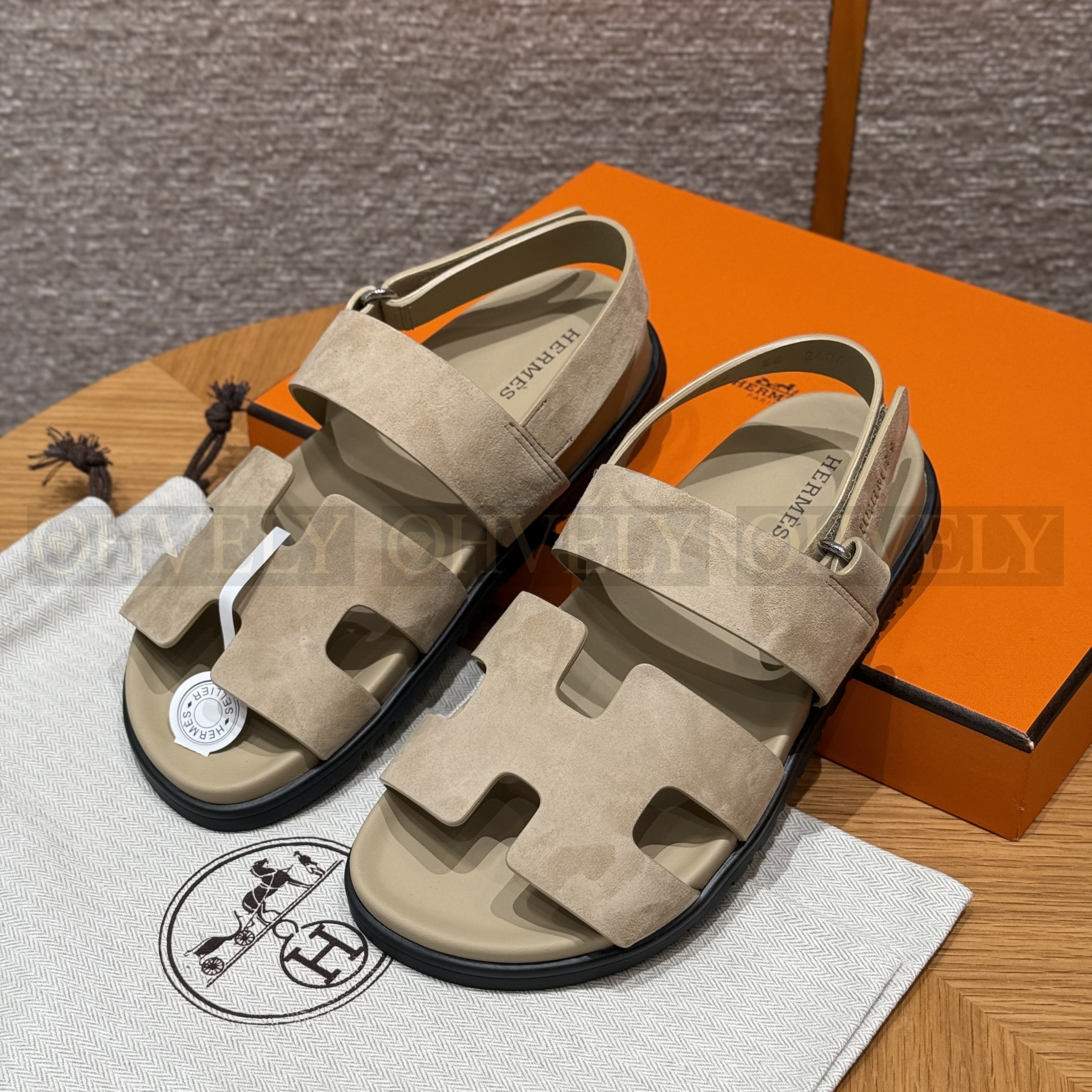 HERMÈS 에르메스 에제리 샌들 카프스킨 & 블랙 로버 솔 (Blanc)