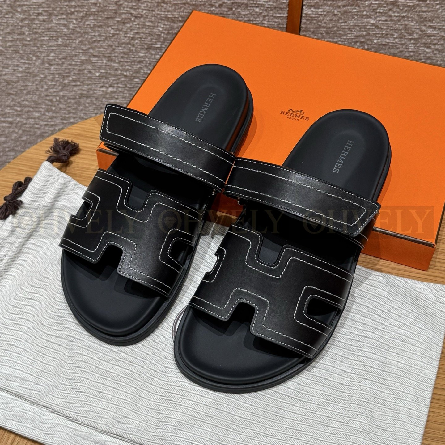 HERMÈS 에르메스 칩레 샌들 박스 카프스킨 & 블랙 로버 솔 (Black)