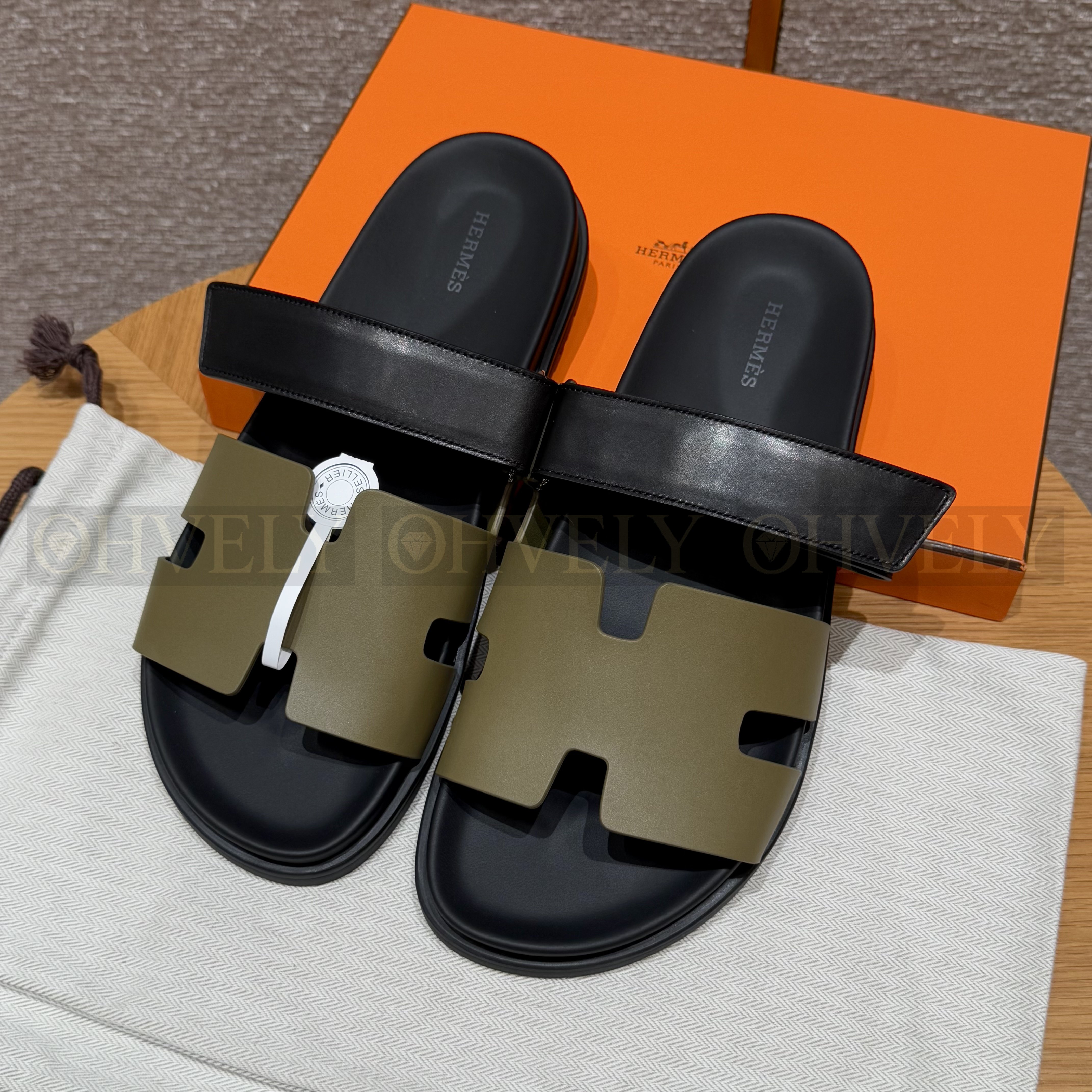 HERMÈS 에르메스 칩레 샌들 카프스킨 & 블랙 로버 솔 (Kaki / Noir)
