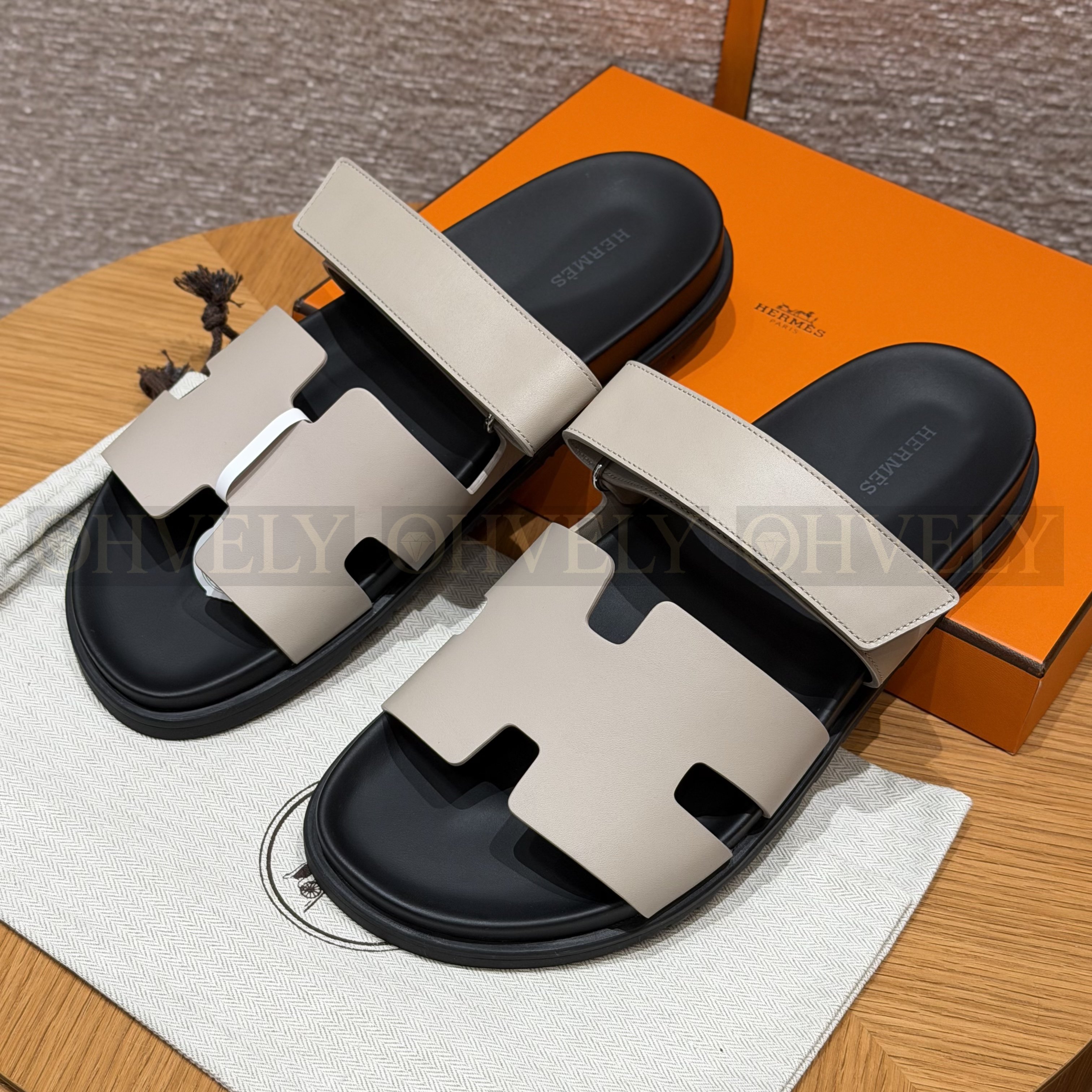 HERMÈS 에르메스 칩레 샌들 박스 카프스킨 & 블랙 로버 솔 (Pebble Beige)