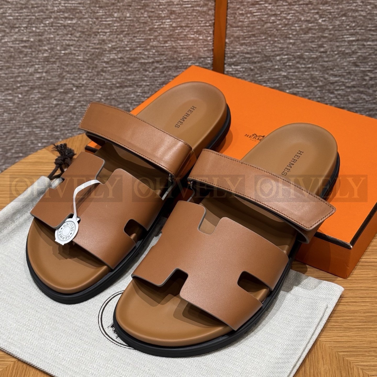 HERMÈS 에르메스 칩레 샌들 박스 카프스킨 & 블랙 로버 솔 (Naturel)