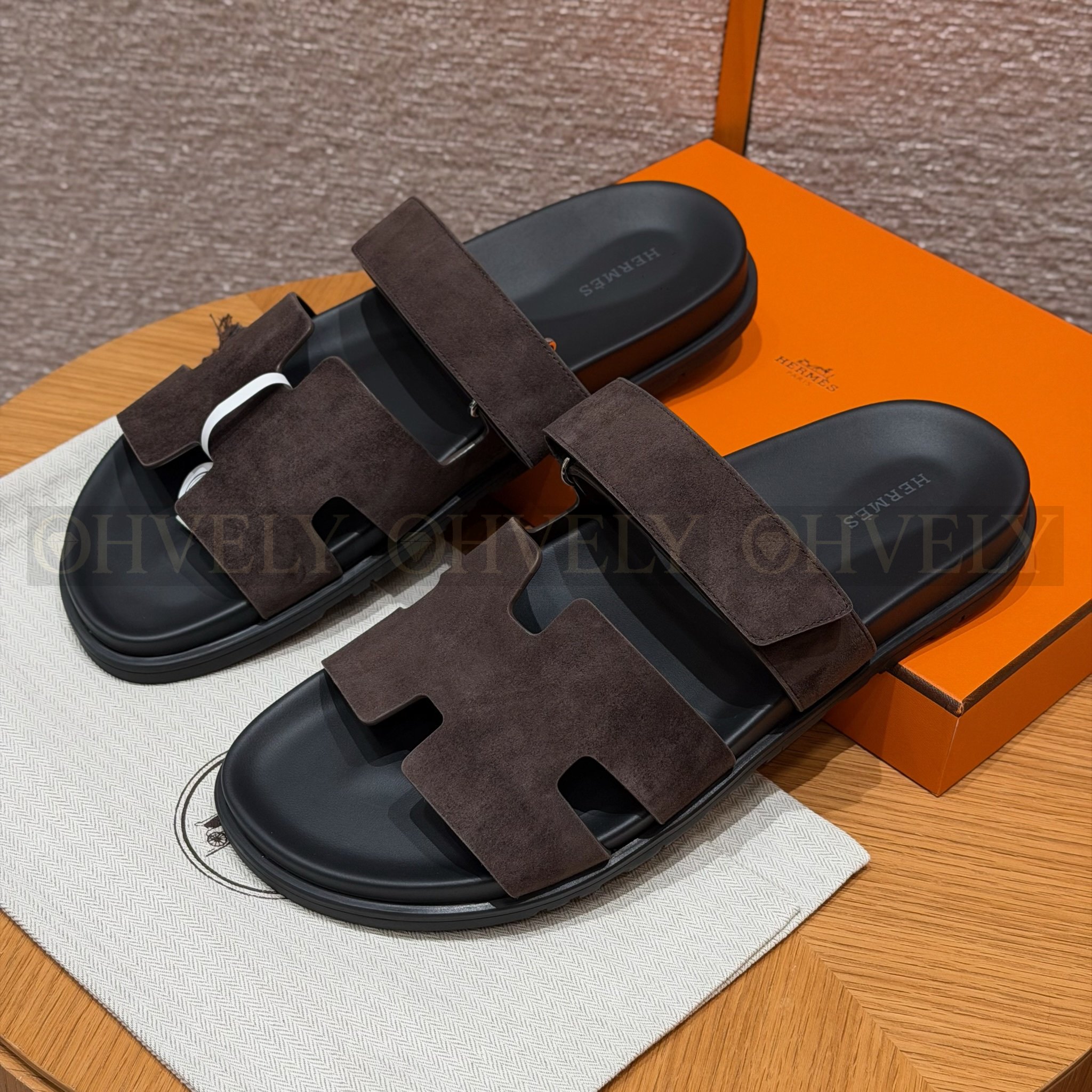 HERMÈS 에르메스 치프레 샌들 샤무아 카프스킨 & 블랙 로버 솔 (Ebène)