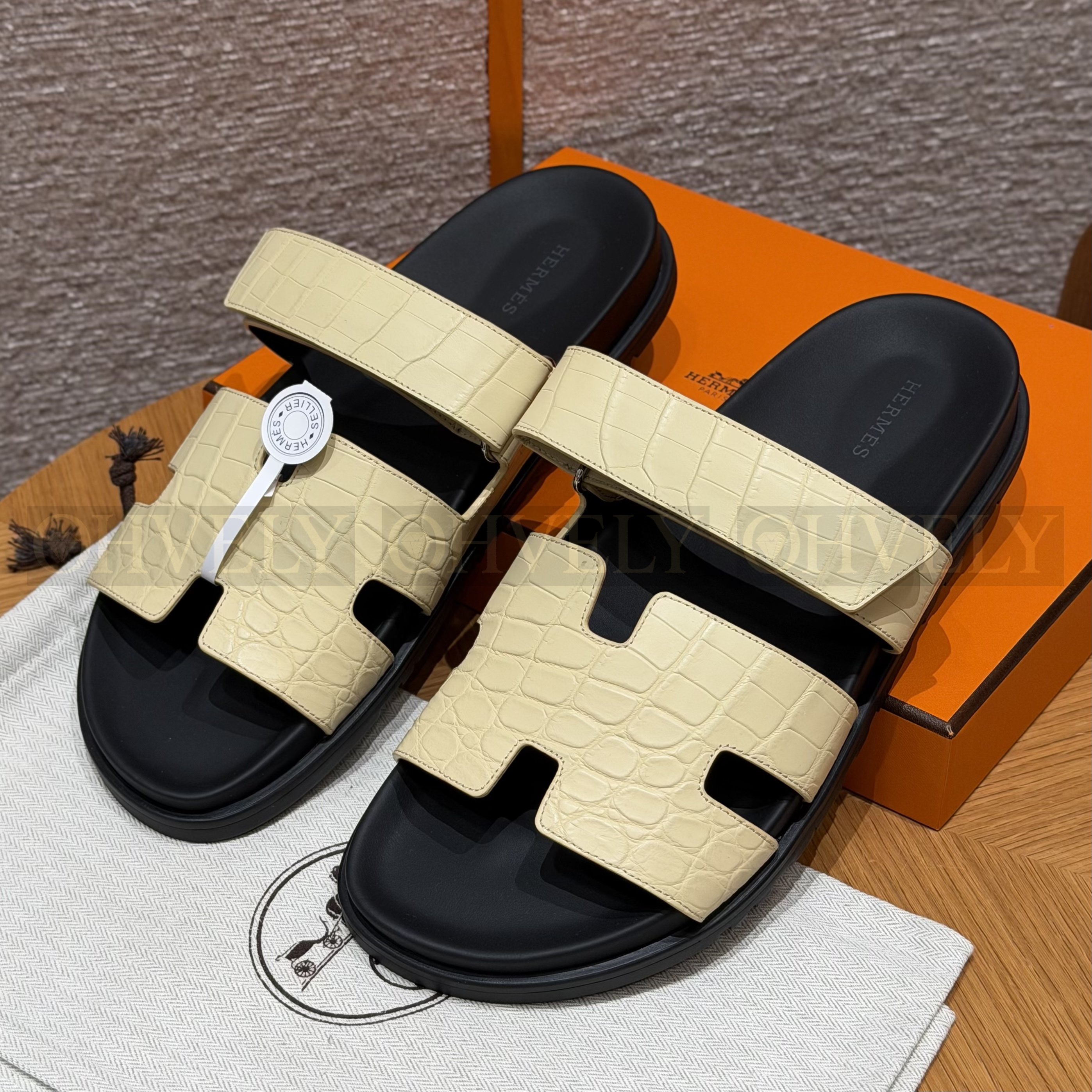 HERMÈS 에르메스 치프레 샌들 매트 엘리게이터 & 블랙 로버 솔 (Jaune de Naples)