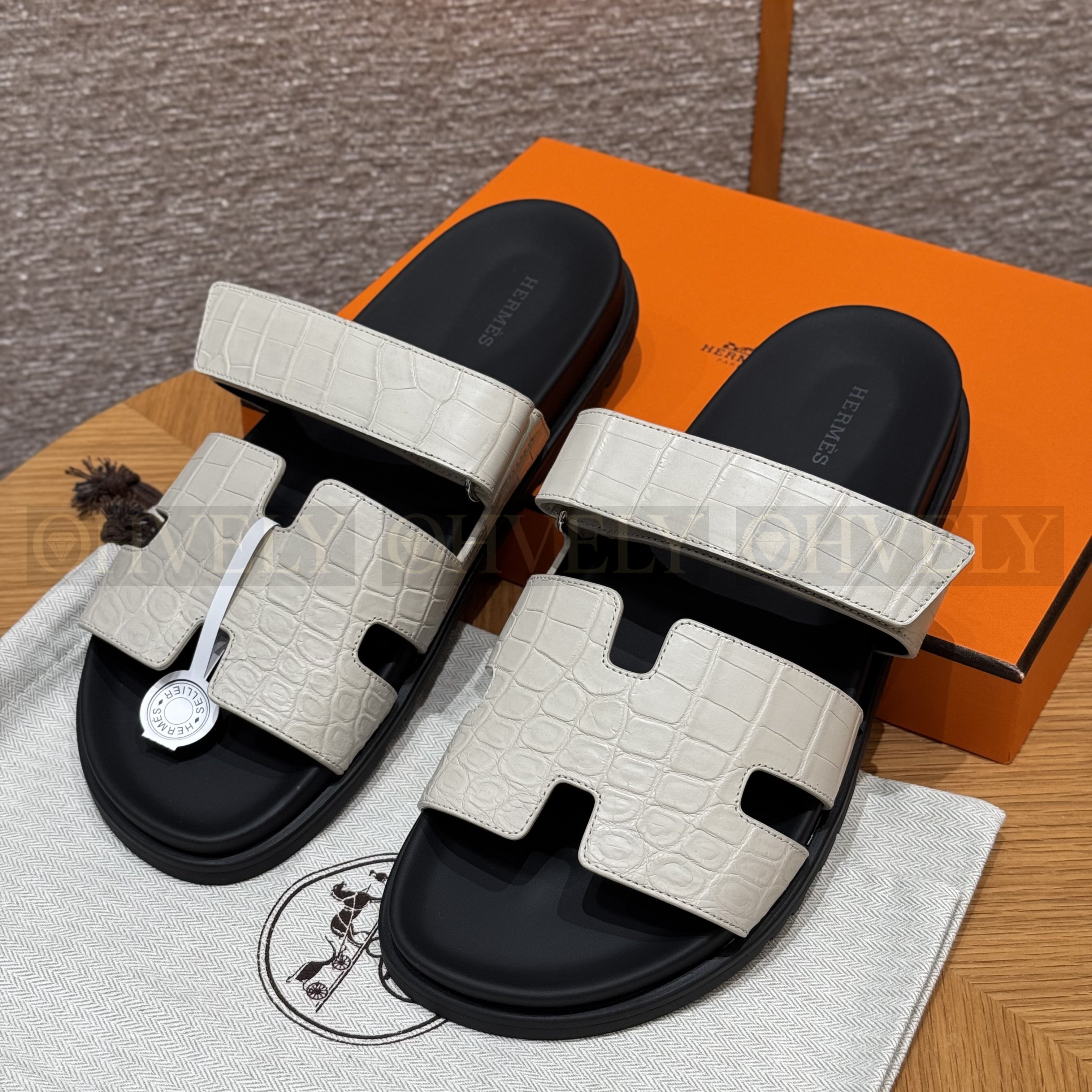 HERMÈS 에르메스 치프레 샌들 매트 엘리게이터 & 블랙 로버 솔 (Beton)