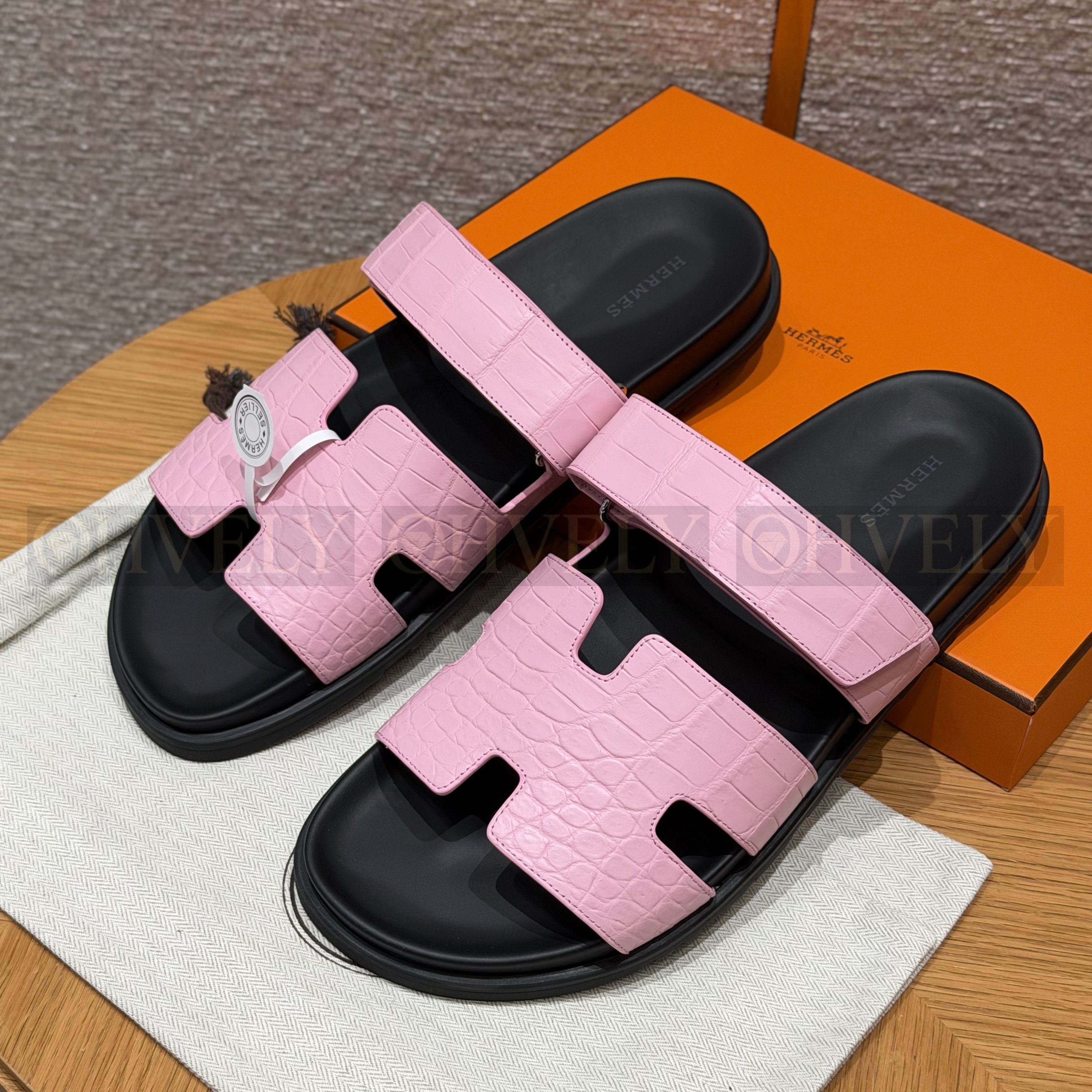 HERMÈS 에르메스 치프레 샌들 매트 엘리게이터 & 블랙 로버 솔 (pink)