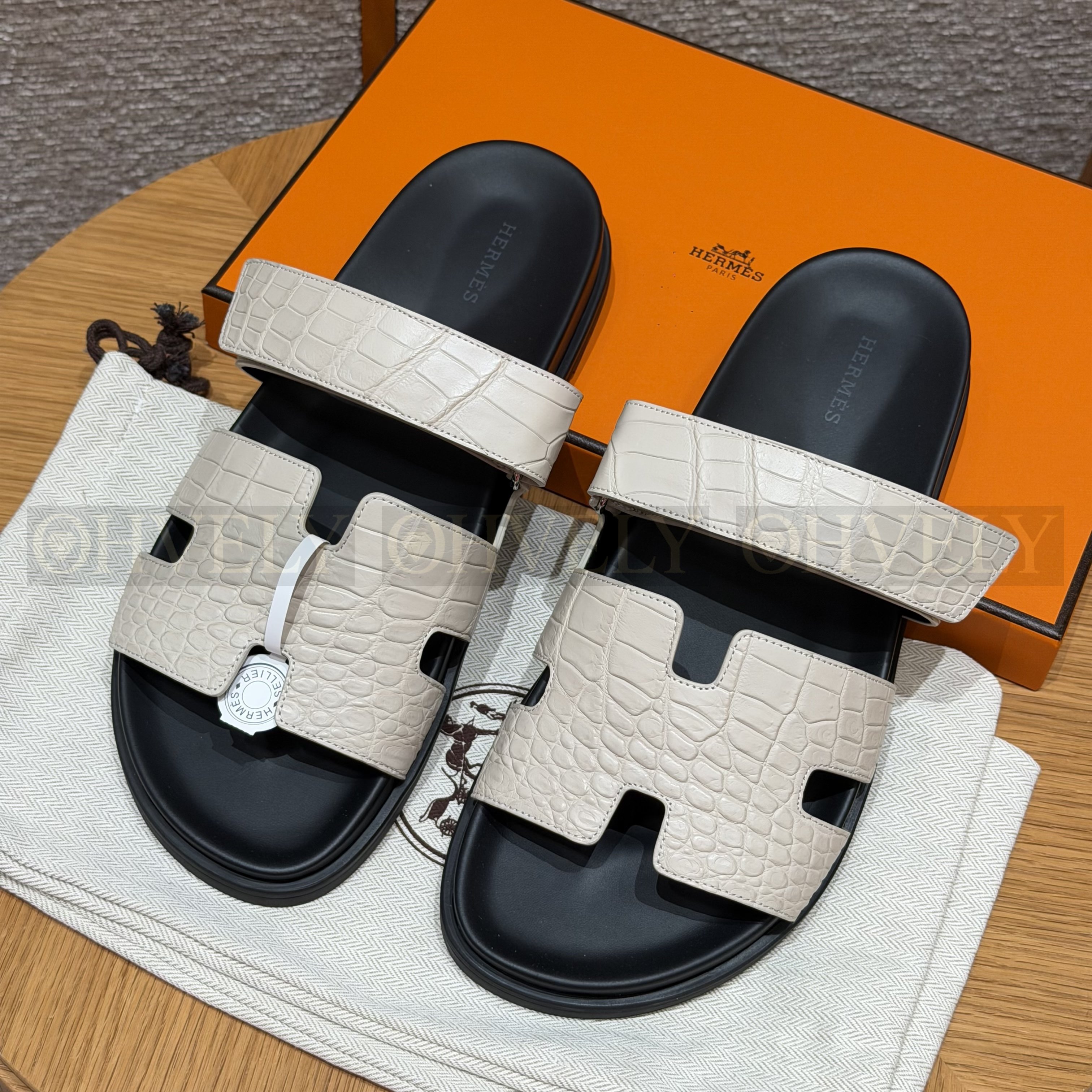 HERMÈS 에르메스 치프레 샌들 매트 엘리게이터 & 블랙 로버 솔 (Beton)