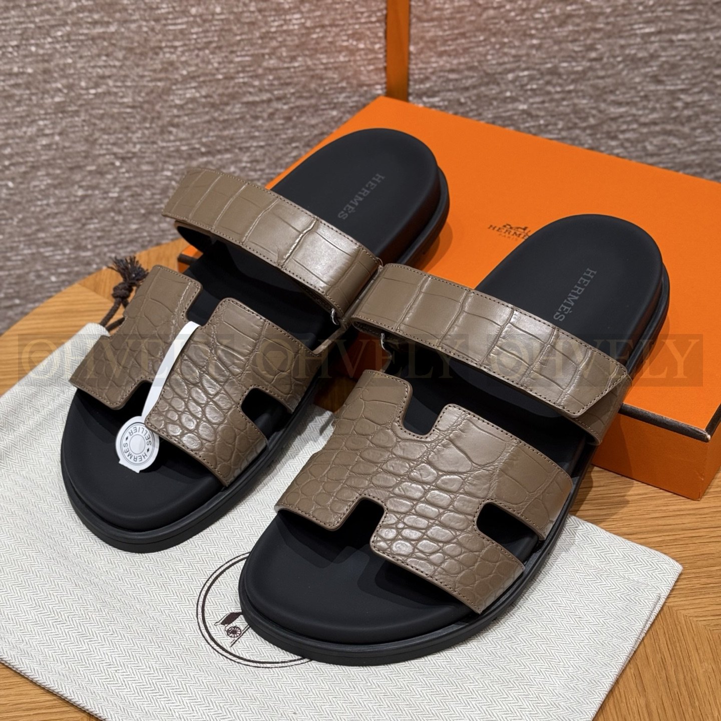 HERMÈS 에르메스 치프레 샌들 매트 엘리게이터 & 블랙 로버 솔 (Etoupe)
