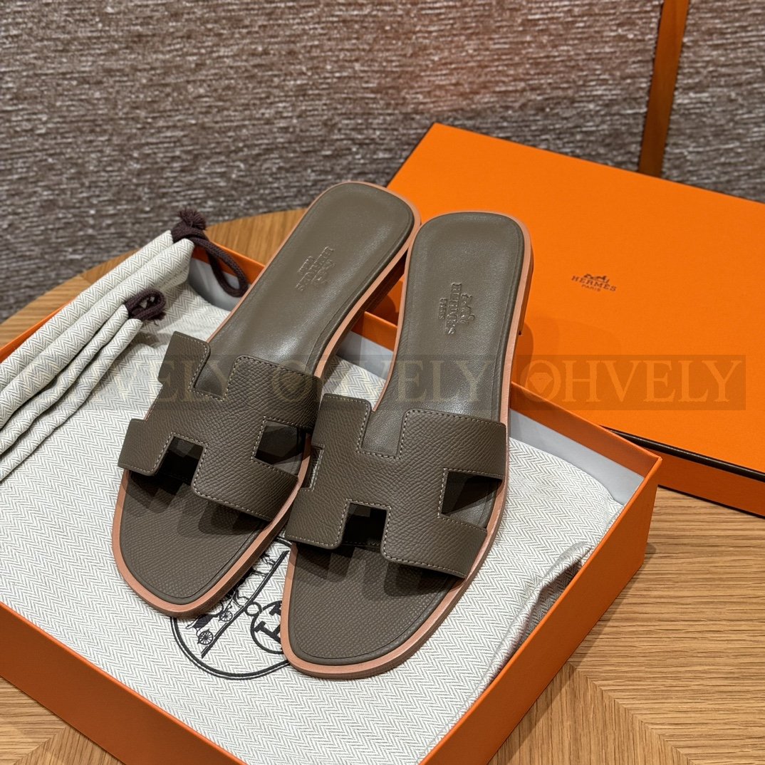 HERMÈS 에르메스 오란 샌들 엡송 카프스킨 (Etoupe)