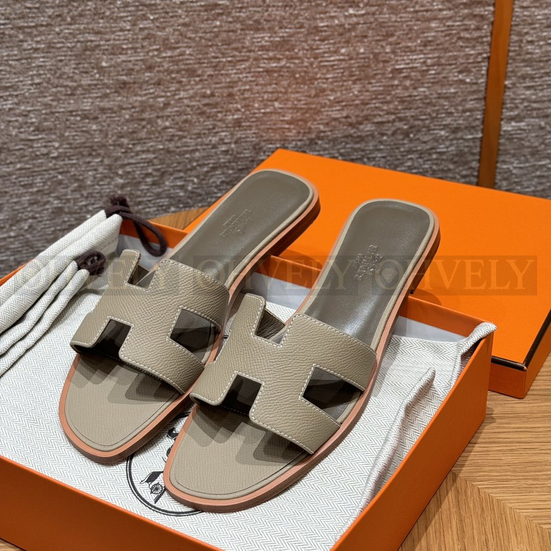 HERMÈS 에르메스 오란 샌들 엡송 카프스킨 (Trench)