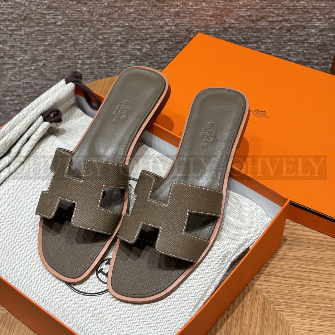HERMÈS 에르메스 오란 샌들 엡송 카프스킨 (Etoupe)