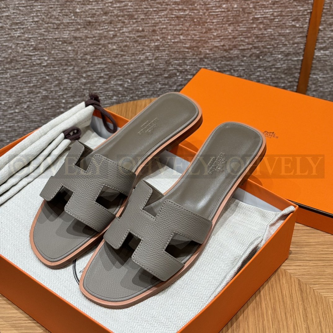 HERMÈS 에르메스 오란 샌들 엡송 카프스킨 (Gris Asphalte)