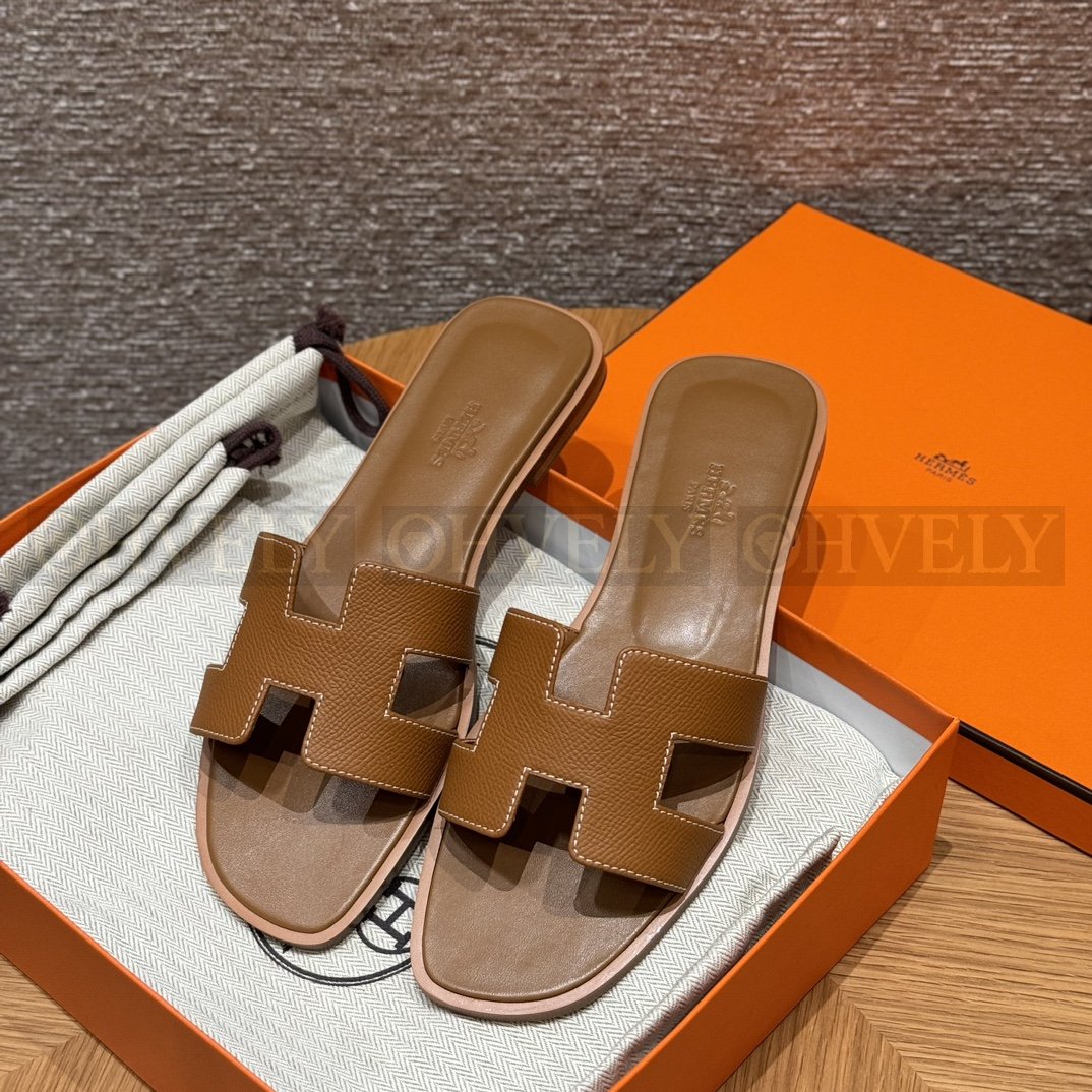 HERMÈS 에르메스 오란 샌들 엡송 카프스킨 (37/Gold)