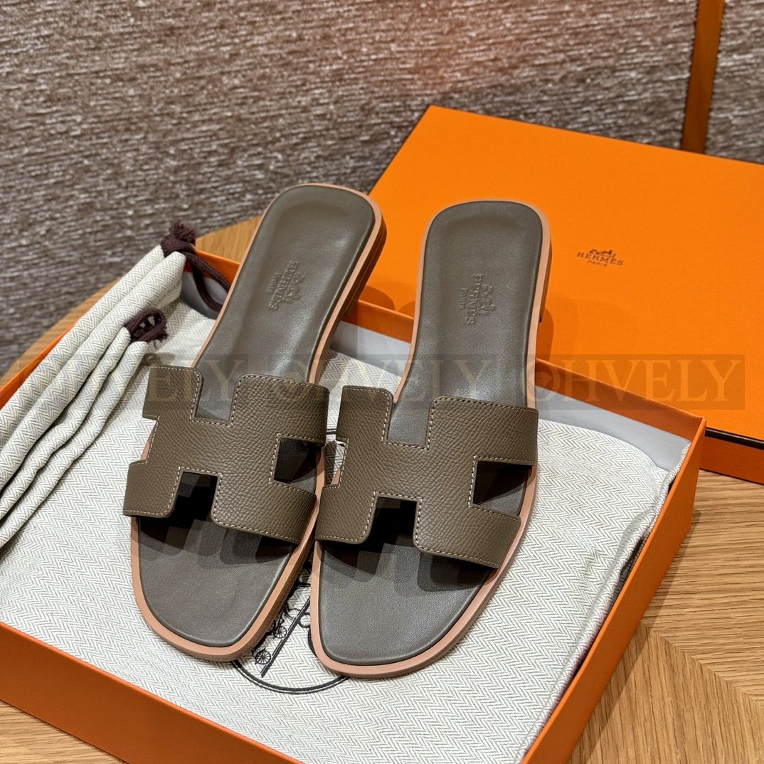 HERMÈS 에르메스 오란 샌들 엡송 카프스킨 (18/Etoupe)
