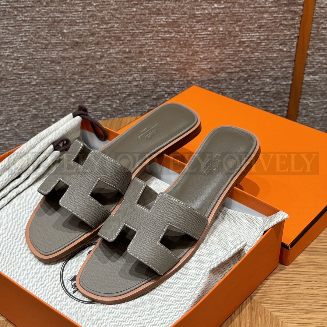 HERMÈS 에르메스 오란 샌들 엡송 카프스킨 (Gris Asphalte)