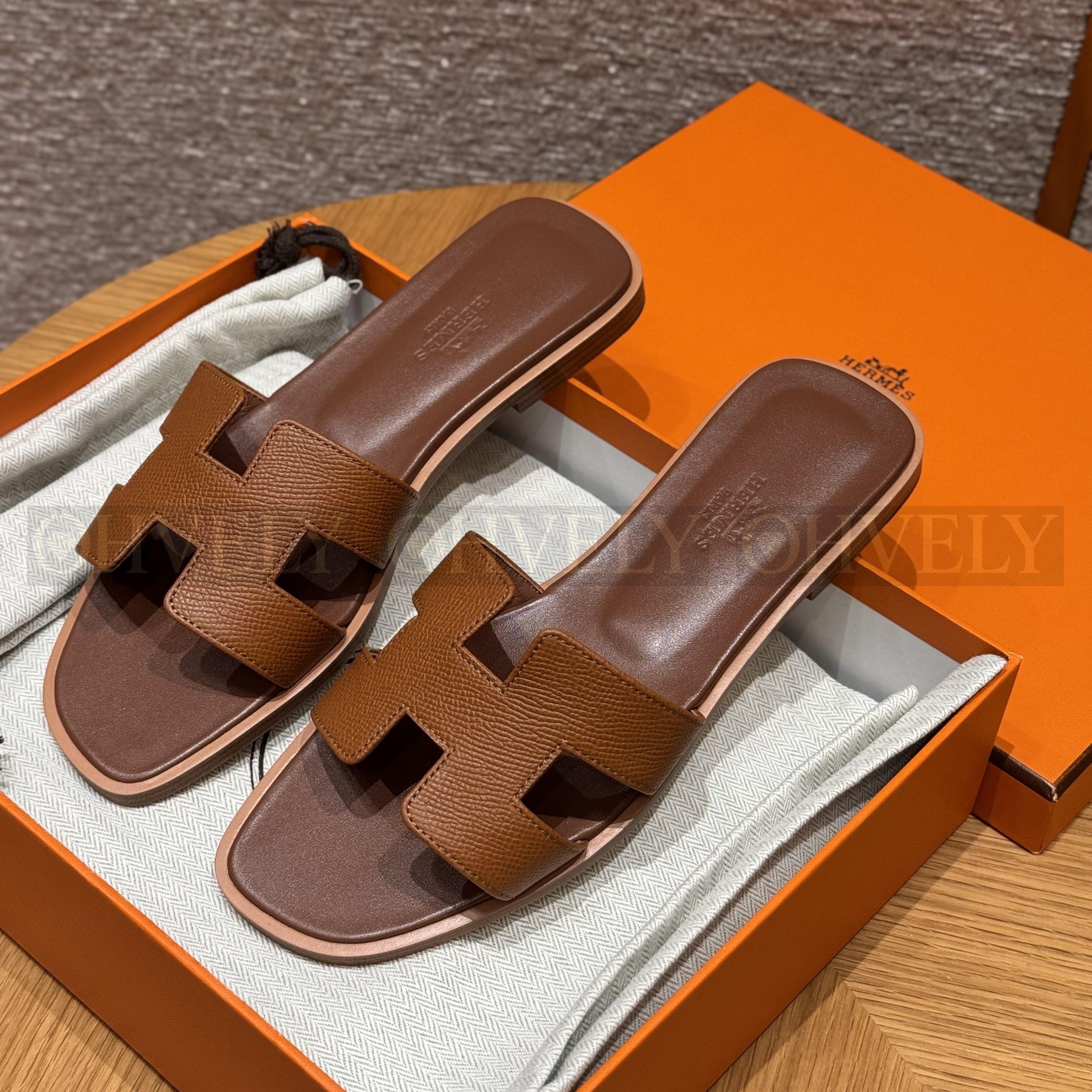 HERMÈS 에르메스 오란 샌들 엡송 카프스킨 (Gold)