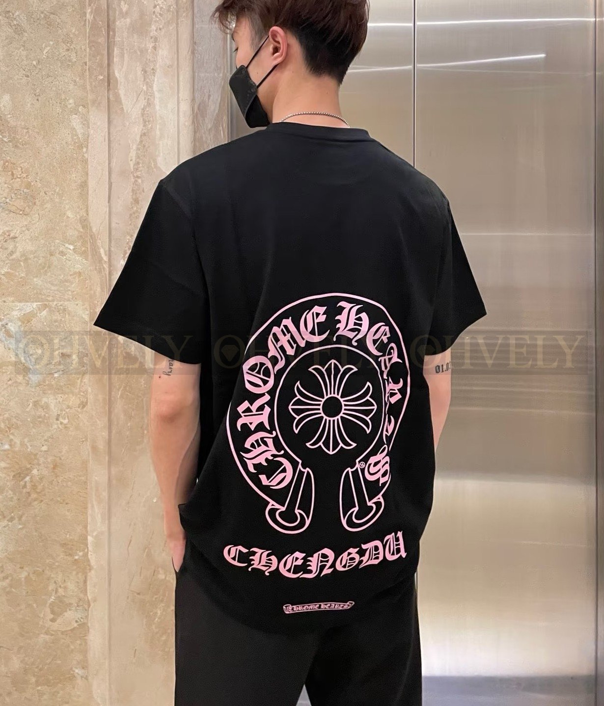 【 ZP버전 】크롬하츠 Chrome Hearts 청두 한정 핑크 홀스슈 로고 티셔츠 블랙