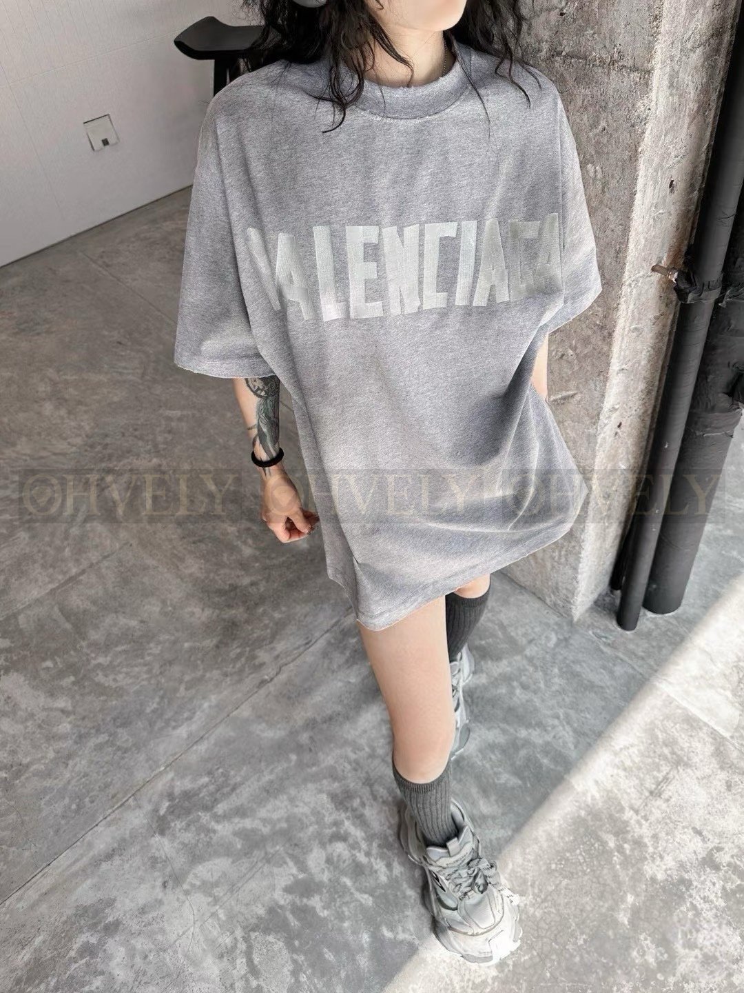 【 ZP버전 】발렌시아가 Balenciaga 테이프 타입 로고 디스트레스트 반팔 티셔츠 그레이