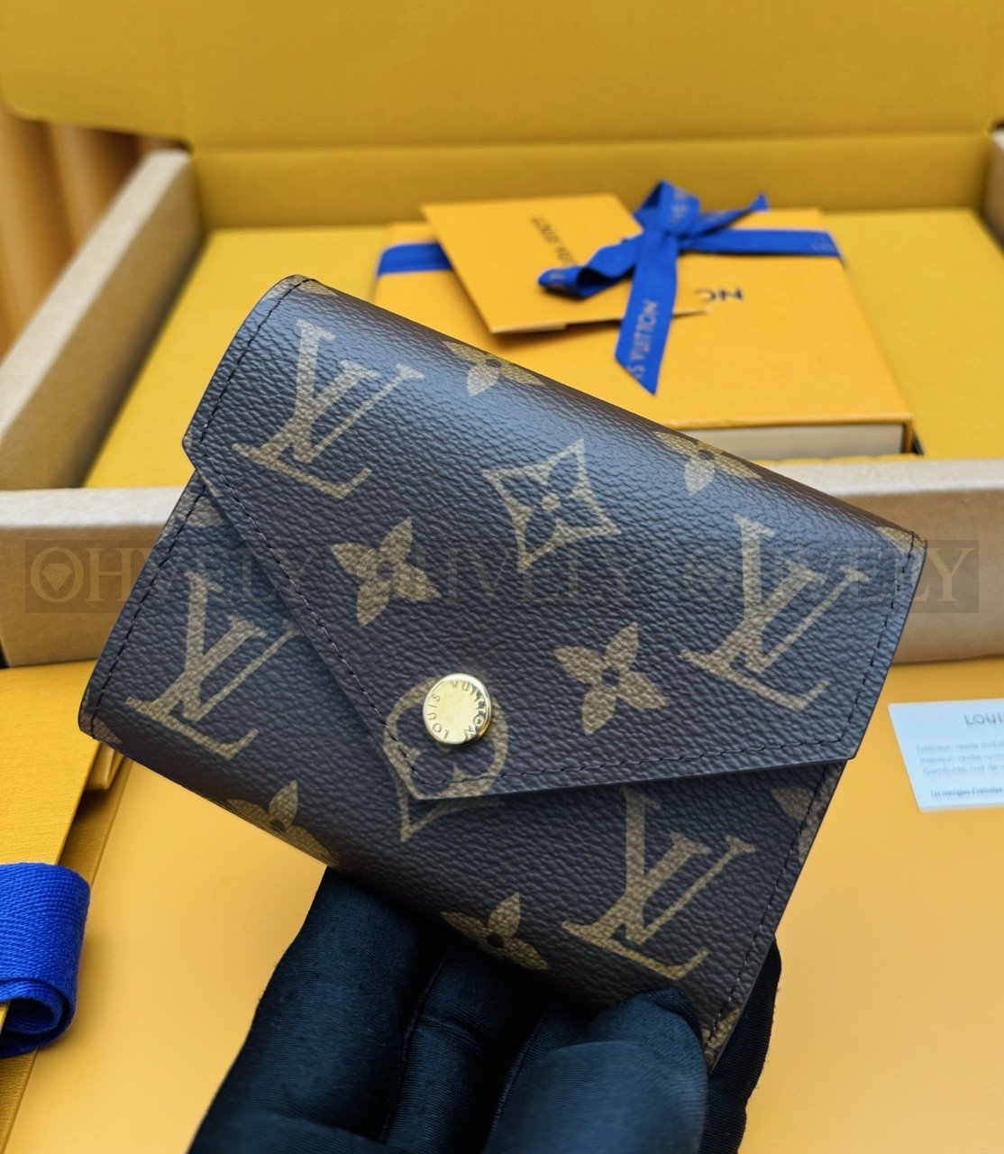 【 ZP 버전 】 루이비통 모노그램 앙프렝뜨 LV 참 카드 홀더 로즈 퐁디셰리