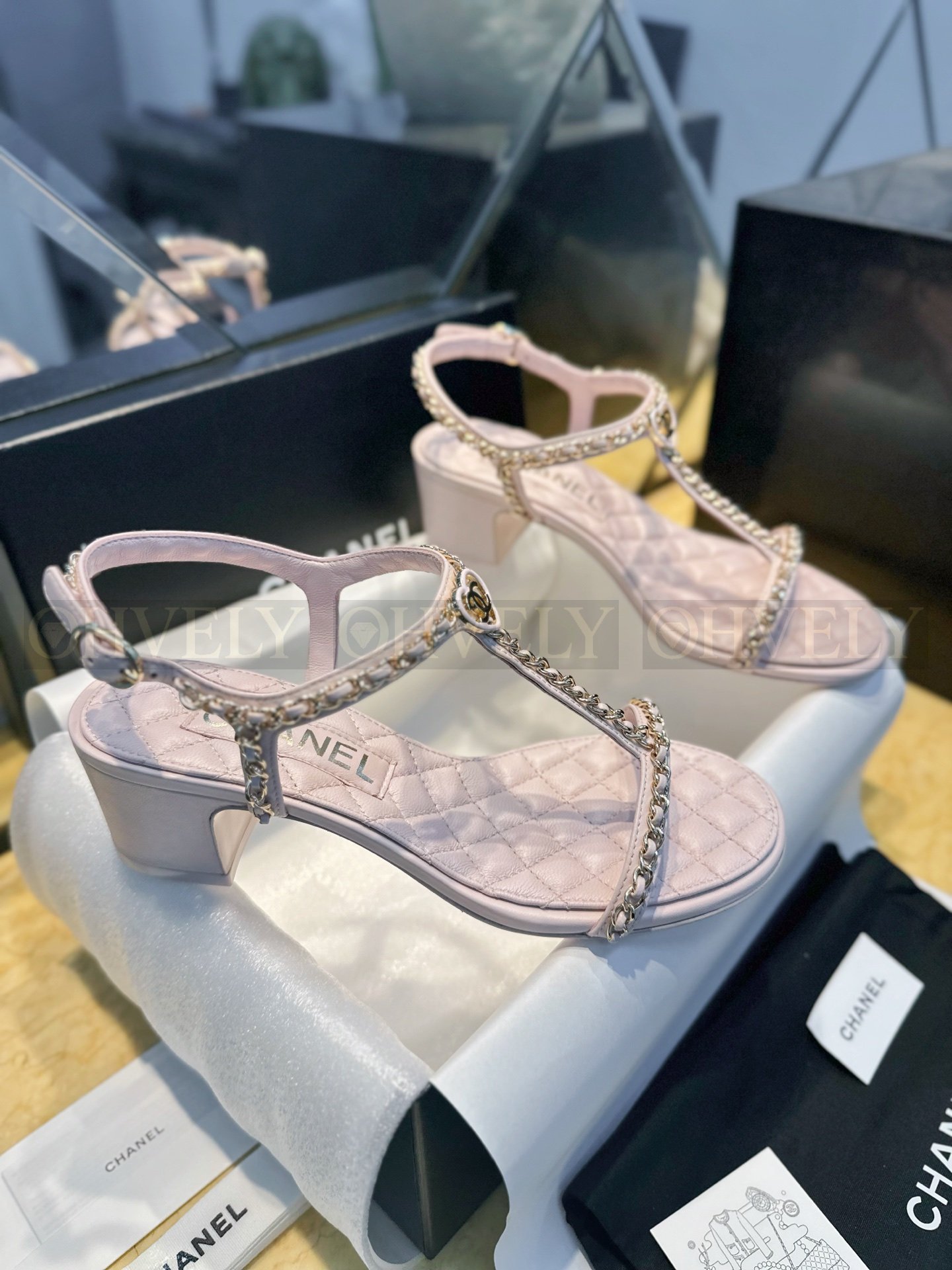 【 ZP버전 】CN 로고 램스킨 하트 체인 퀼팅 T스트랩 블록힐 샌들 상품 썸네일
