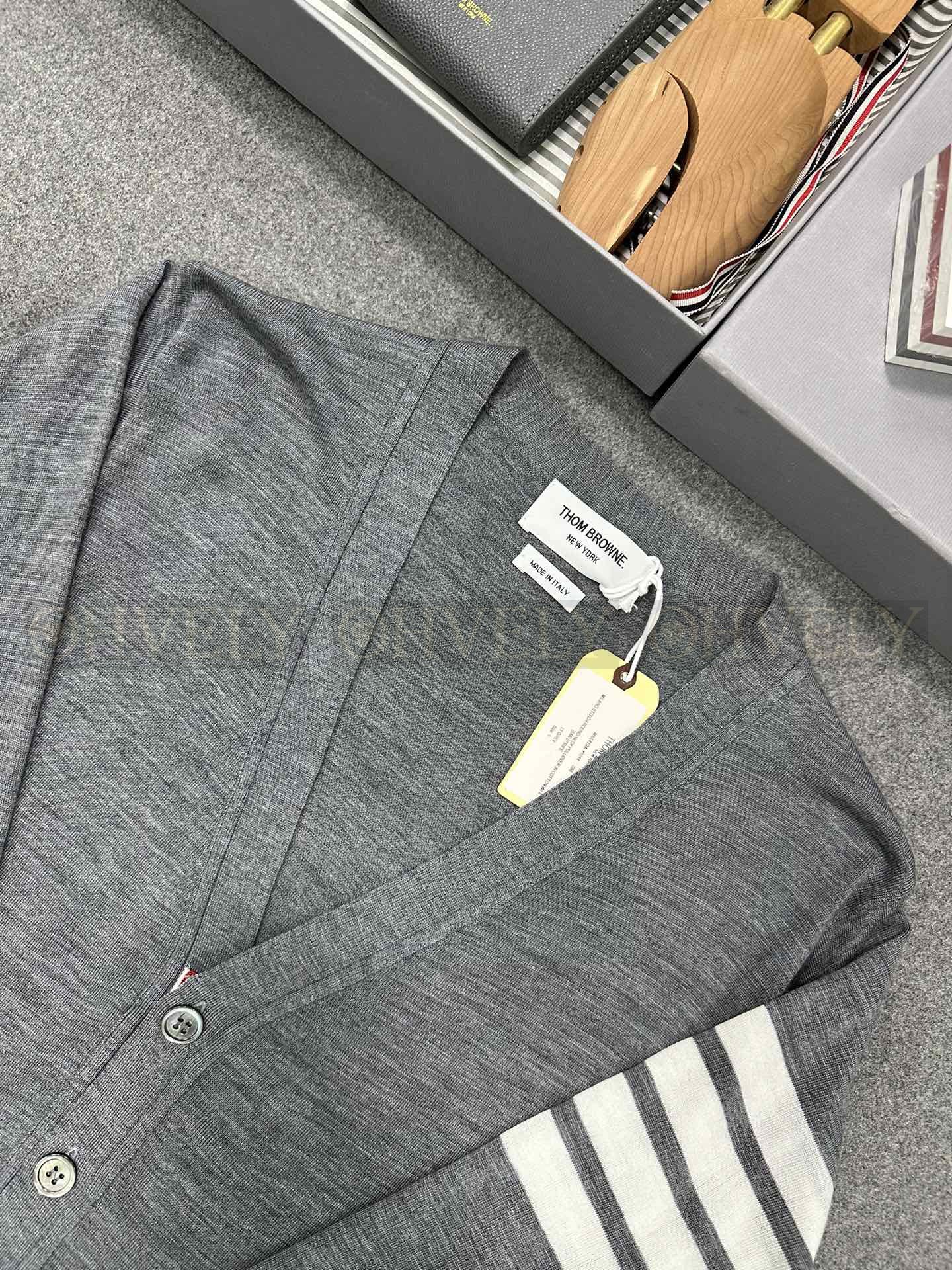 【 ZP버전 】TB 클래식 사선 사바 울 브이넥 가디건 상품 썸네일