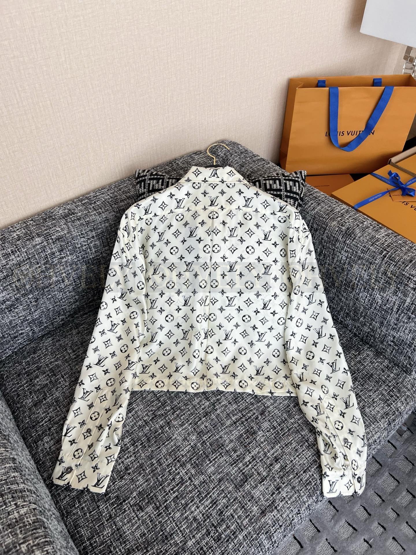 【 ZP버전 】LV 프리폴 신상 모노그램 크롭 실크 셔츠 상품 썸네일