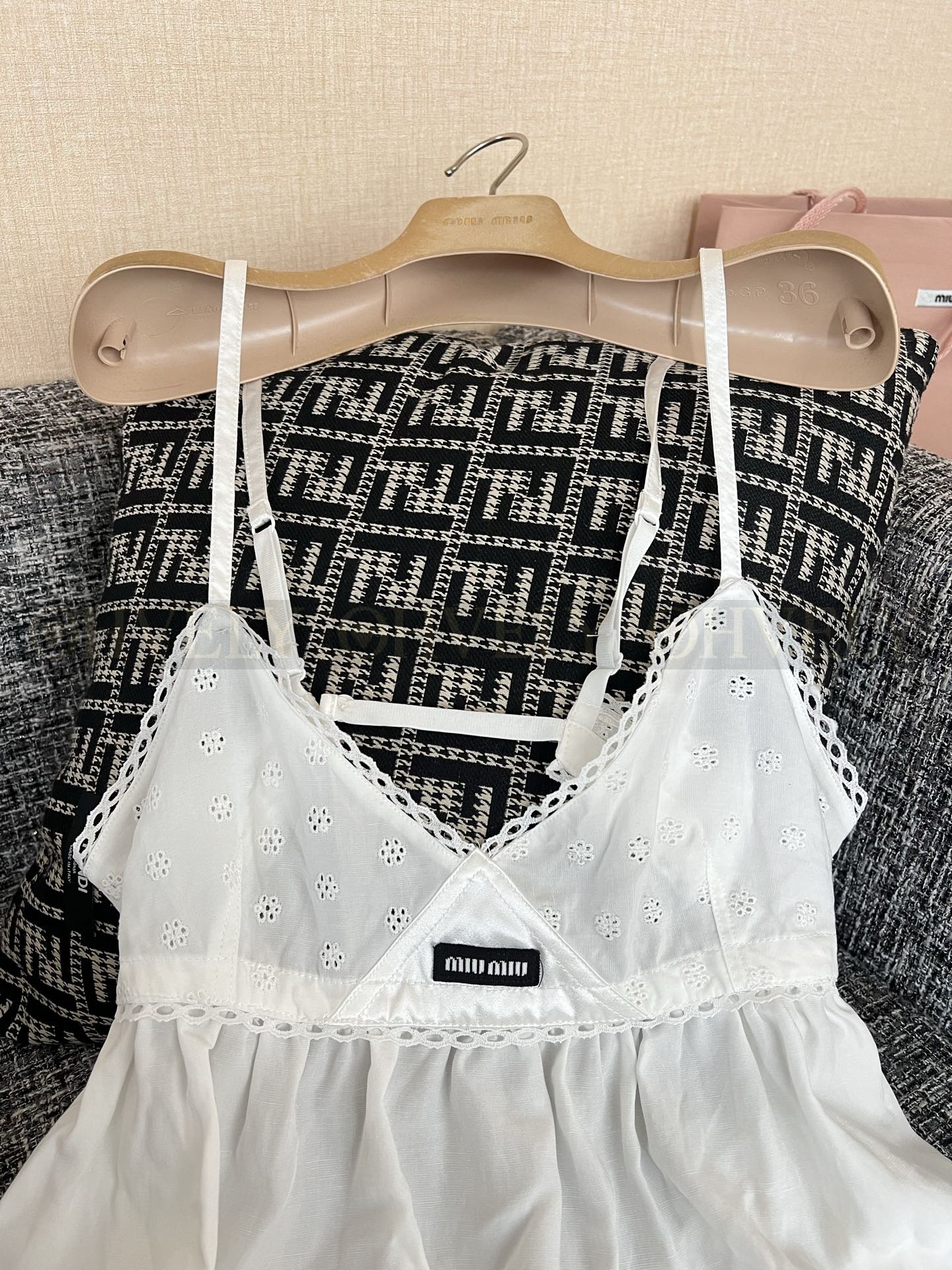 【 ZP버전 】MIU 자수 펀칭 자카드 나시 원피스 상품 썸네일
