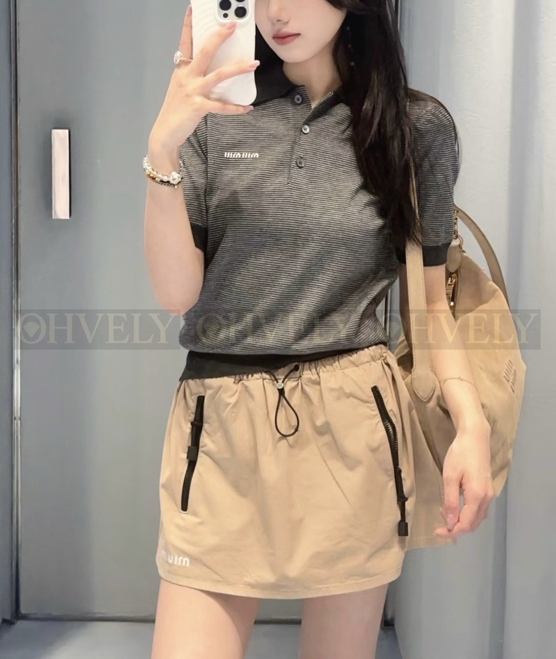 【 ZP버전 】MIU 다크그레이 스트라이프 배색 카라 폴로 반팔 티셔츠