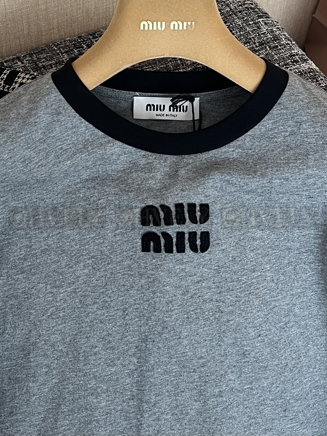 【 ZP버전 】MIU 그레이 와펜 자수 긴팔 티셔츠 상품 썸네일