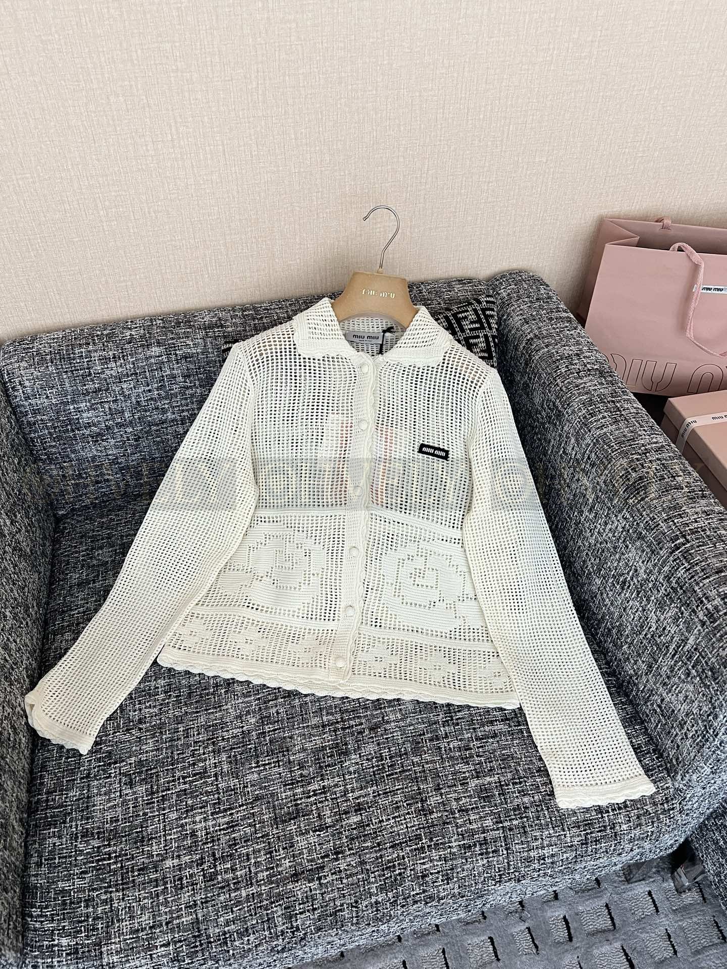 【 ZP버전 】MIU 아이보리 펀칭 니트 가디건 상품 썸네일