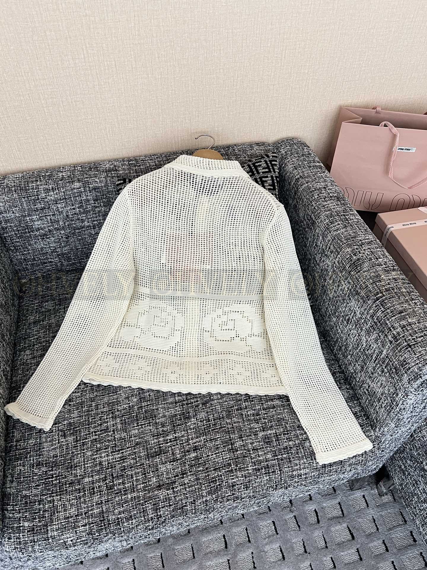 【 ZP버전 】MIU 아이보리 펀칭 니트 가디건 상품 썸네일