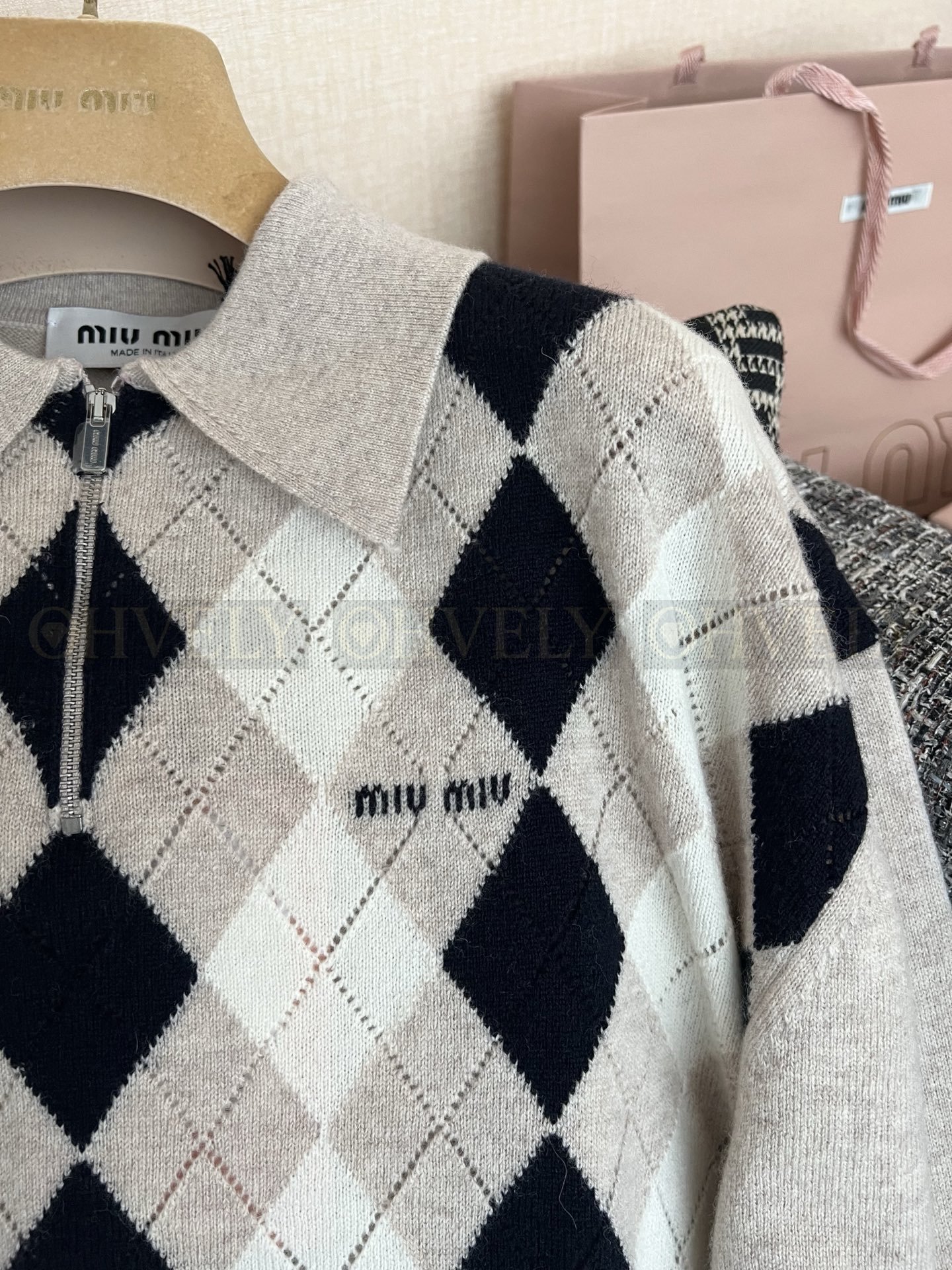 【 ZP버전 】 MIU 빈티지 아가일 하프집업 카라 니트 상품 썸네일