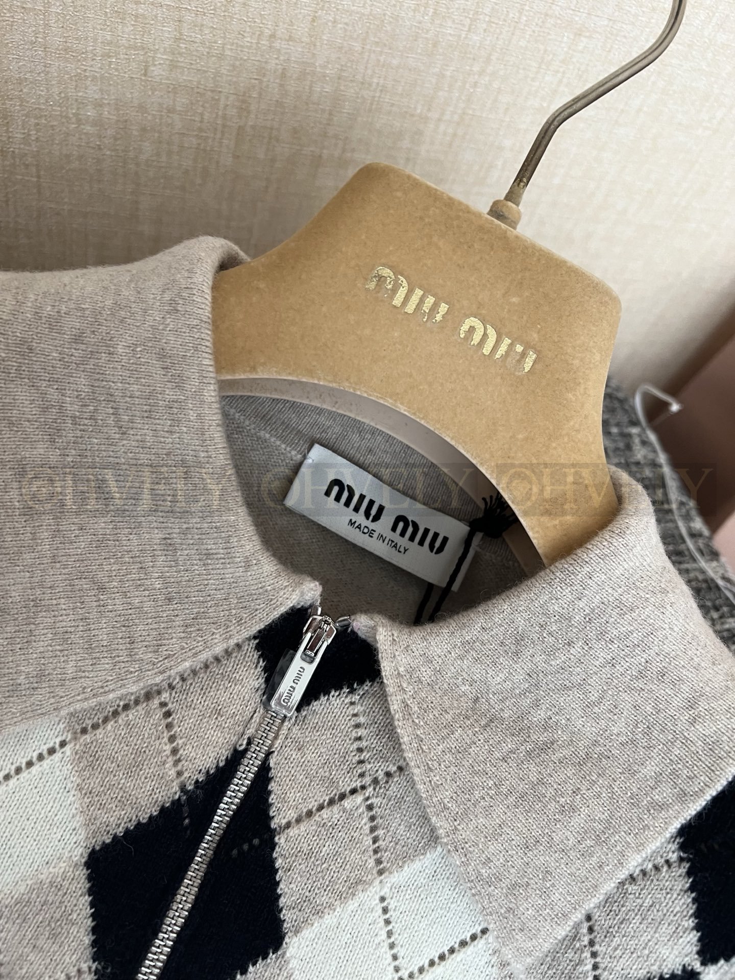 【 ZP버전 】 MIU 빈티지 아가일 하프집업 카라 니트 상품 썸네일