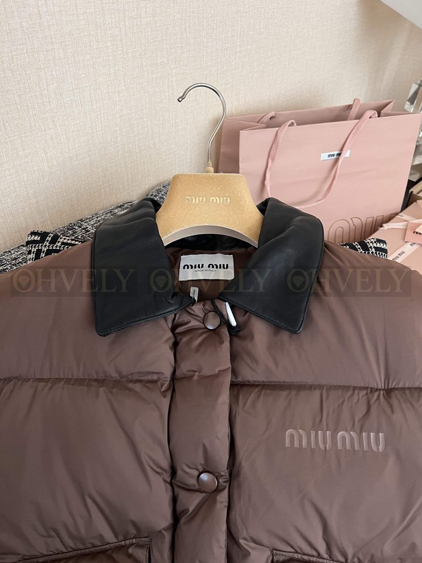 【 ZP버전 】MIU 칼라 가죽 카라 다운 베스트 상품 썸네일