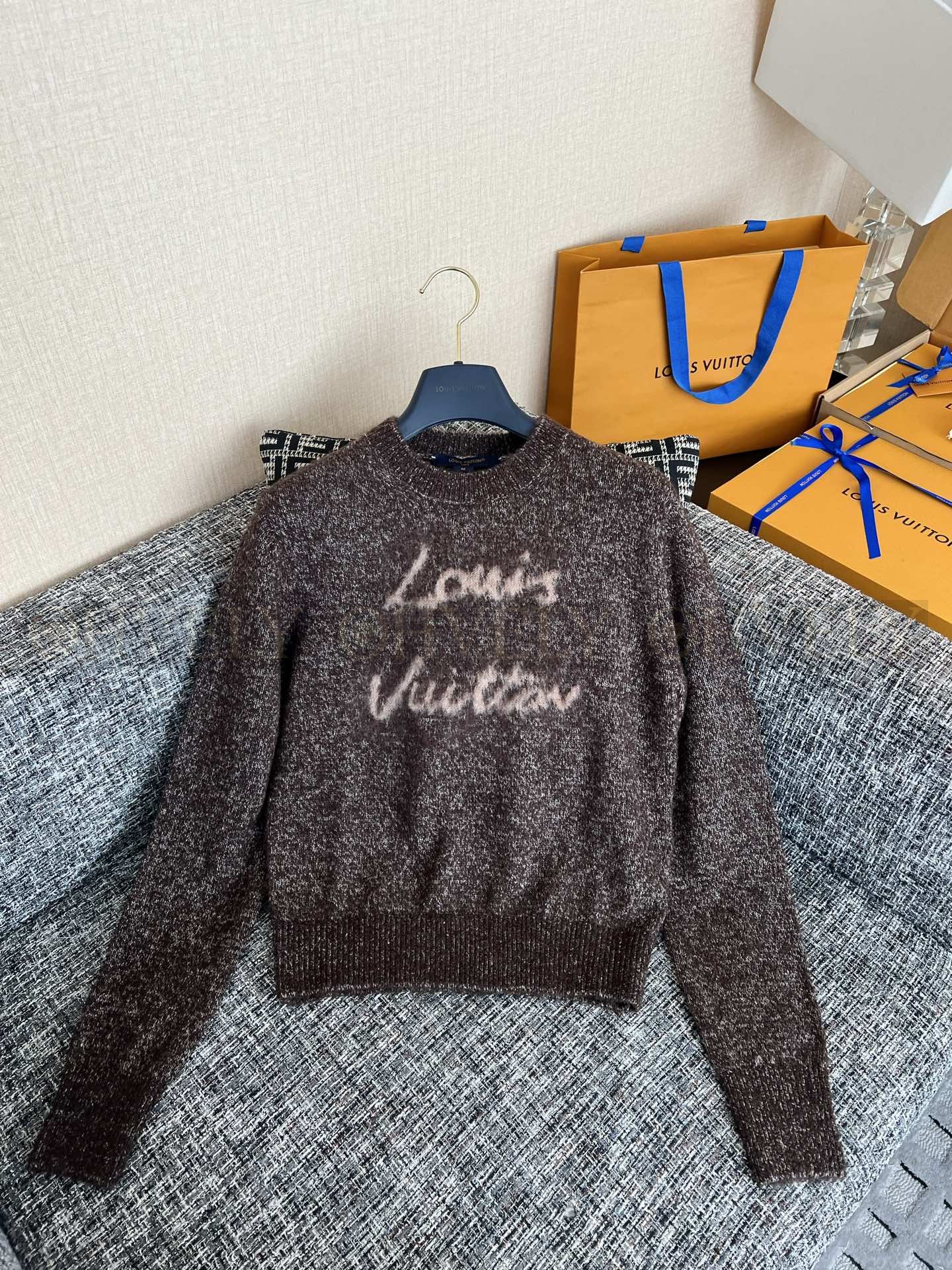 【 ZP버전 】LV 손글씨 자수 레터링 브라운 니트 스웨터 상품 썸네일