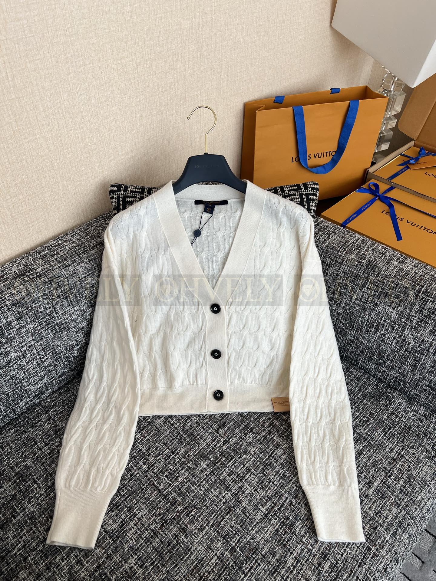 【 ZP버전 】LV 입체 비즈 자수 레터링 니트 스웨터 상품 썸네일